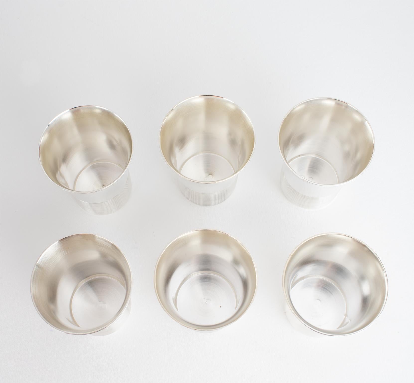 Shakers da cocktail in argento Art Deco e sei bicchieri da bar, circa 1940 in vendita 5