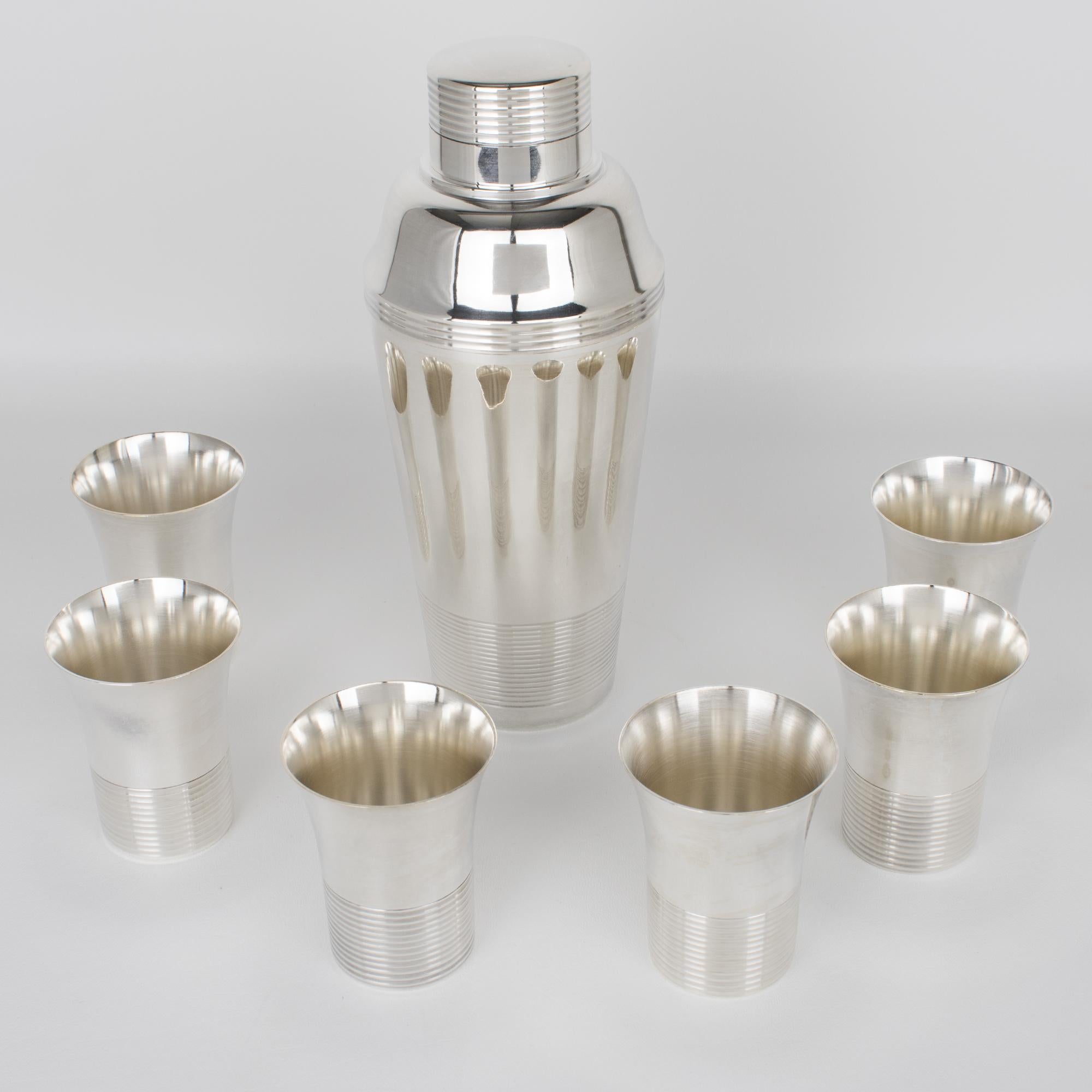 L'argentiere Maison Gaston Dufour, Parigi, ha progettato questo elegante set di piatti da bar in argento Art Déco francese. Lo shaker cilindrico a tre sezioni per cocktail o Martini ha un tappo rimovibile e un filtro. Il set da bar comprende sei