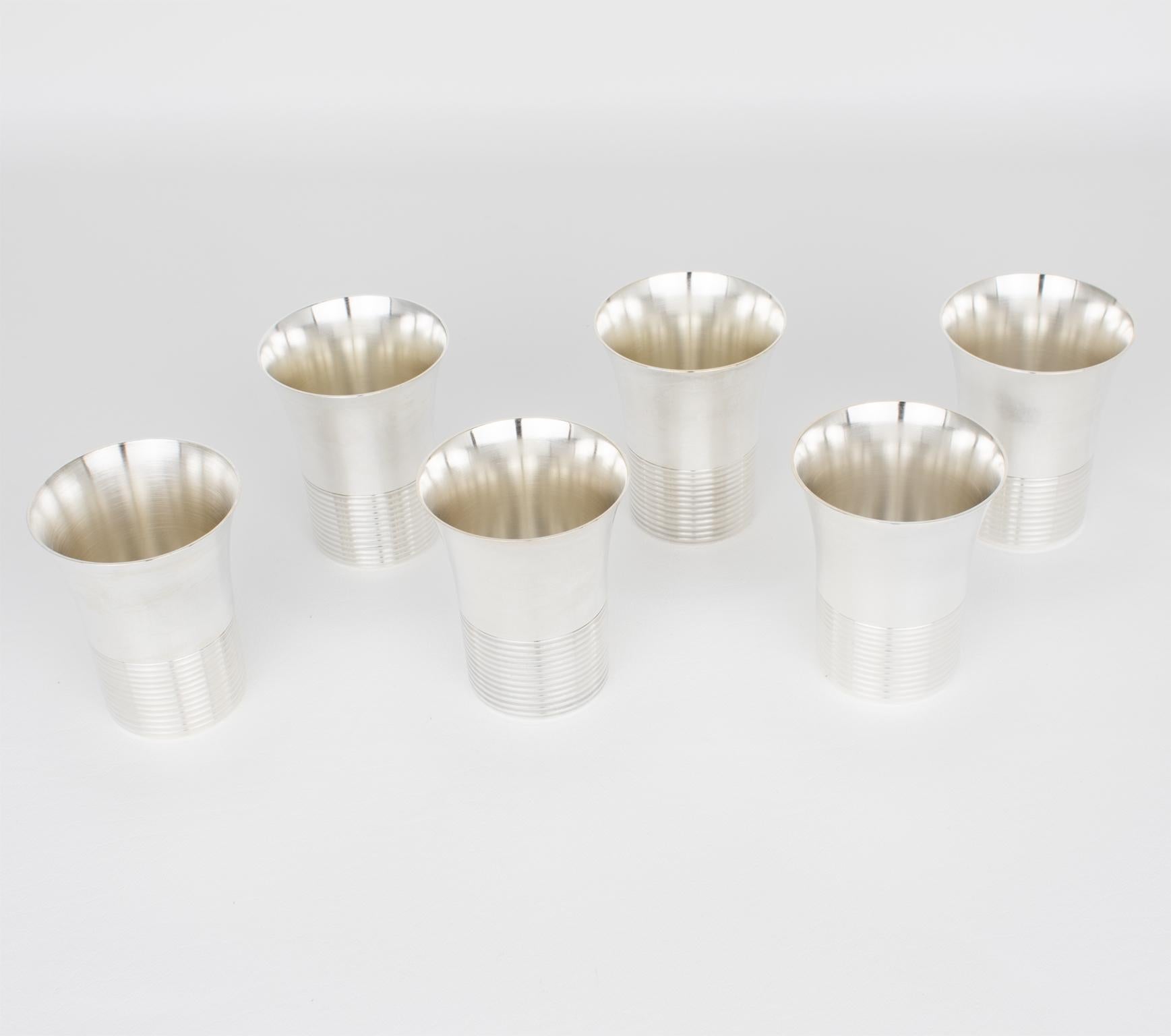 Shakers da cocktail in argento Art Deco e sei bicchieri da bar, circa 1940 in vendita 2