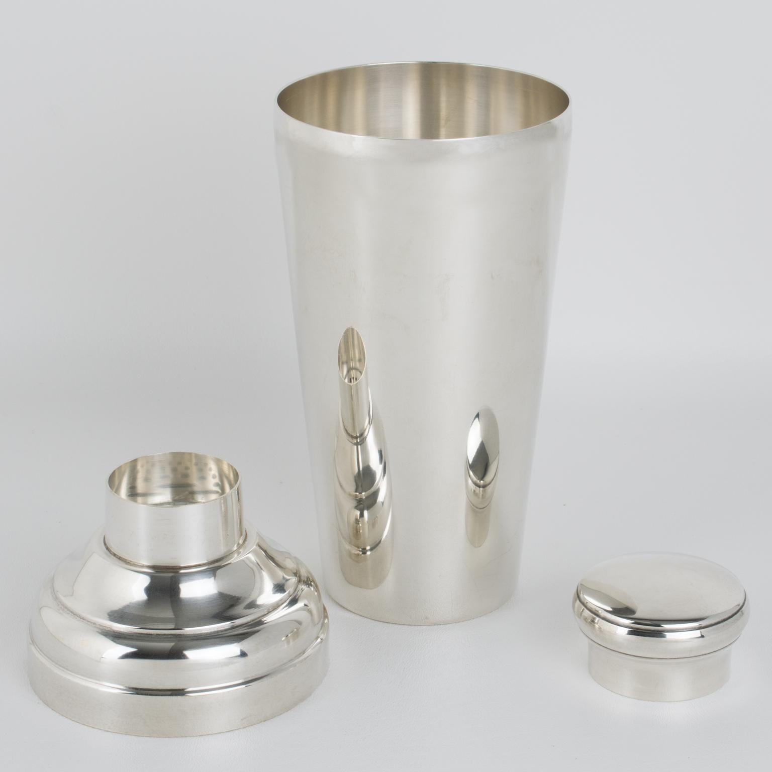 L'argentiere francese Biais-Noirot, Parigi, realizzò questo delizioso Shakers cilindrico da cocktail o Martini in argento Art Deco negli anni '40. Lo shaker per cocktail a tre sezioni è dotato di un tappo rimovibile e di un filtro. Questo accessorio