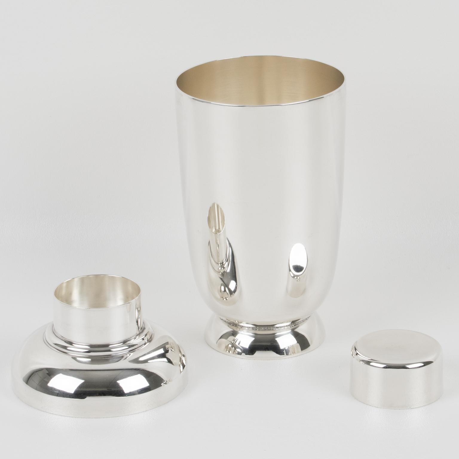 Elegant French Art Deco silver plate cylindrical cocktail or Martini shaker by silversmith Gallia, France. This is a large and tall three-sectioned designed cocktail shaker with a removable cap and strainer. Lovely sleek design with very rounded