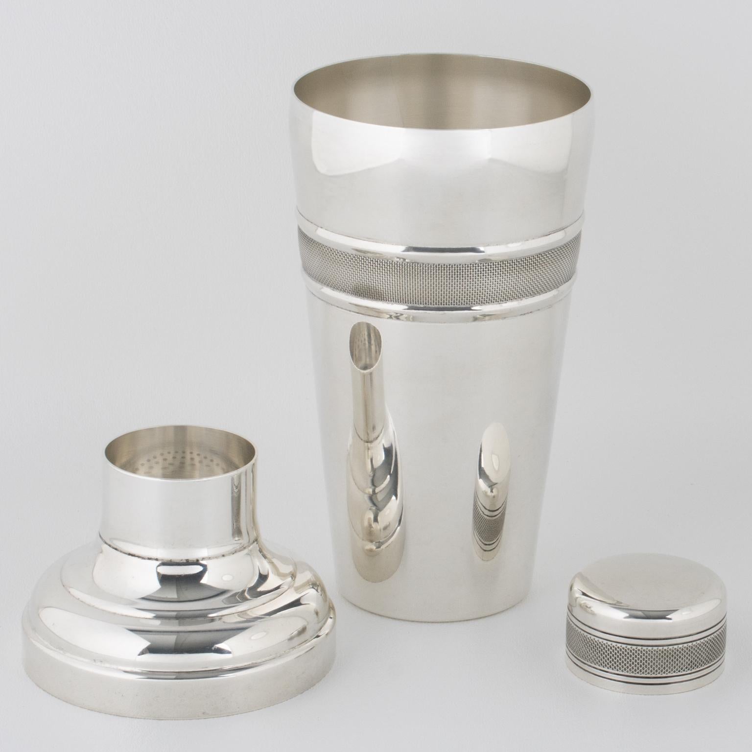 Questo delizioso shaker cilindrico per cocktail o Martini in stile Art Déco francese è stato realizzato dall'argentiere Gelb, Parigi, negli anni '40. Lo shaker per cocktail a tre sezioni è dotato di un tappo rimovibile e di un filtro. Il pezzo vanta