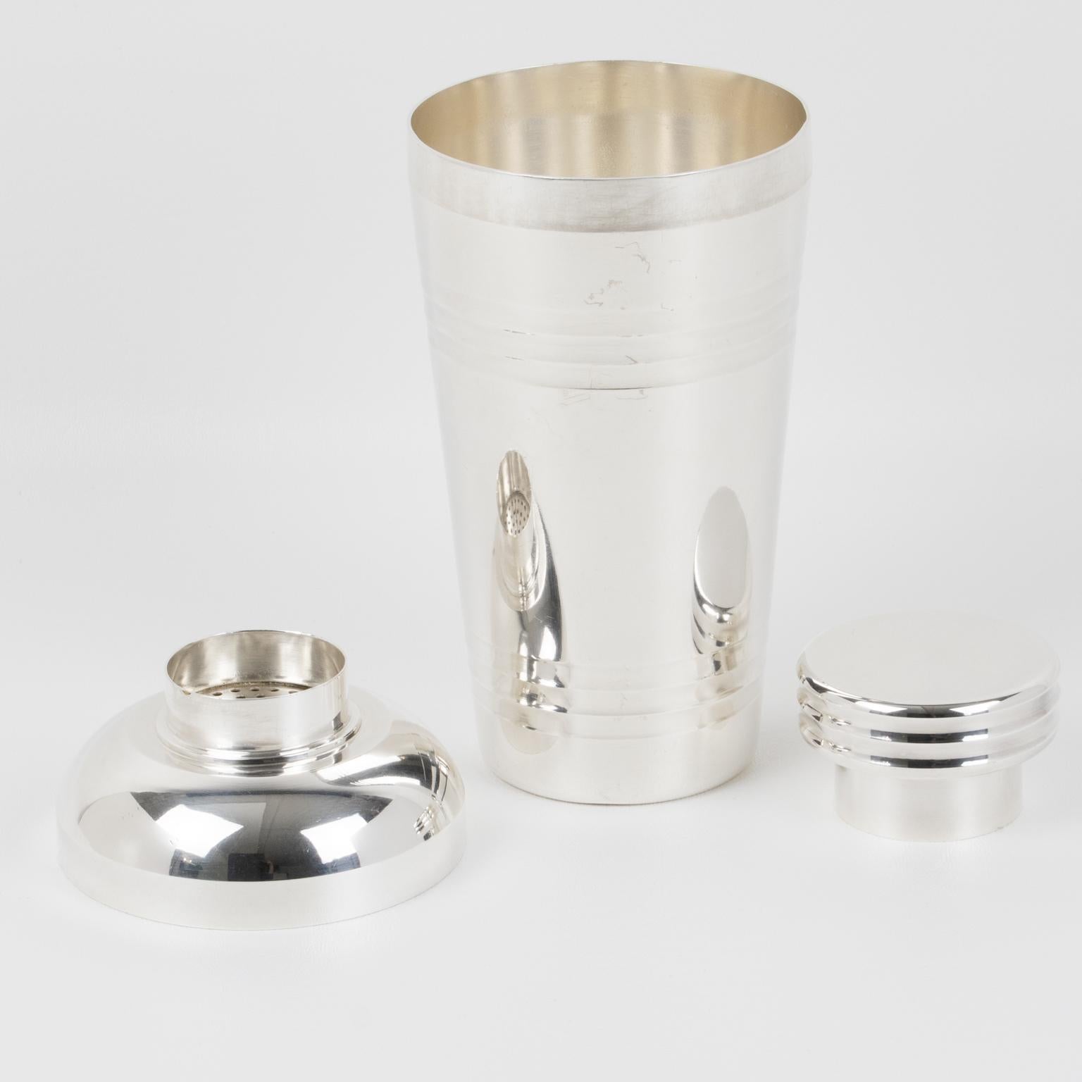 This elegant French Art Deco silver plate cylindrical cocktail or Martini shaker was designed by silversmith Lagarde et Fortin, Paris (Saint Medard Successor). The three-sectioned cocktail shaker has a removable cap and strainer. The piece features