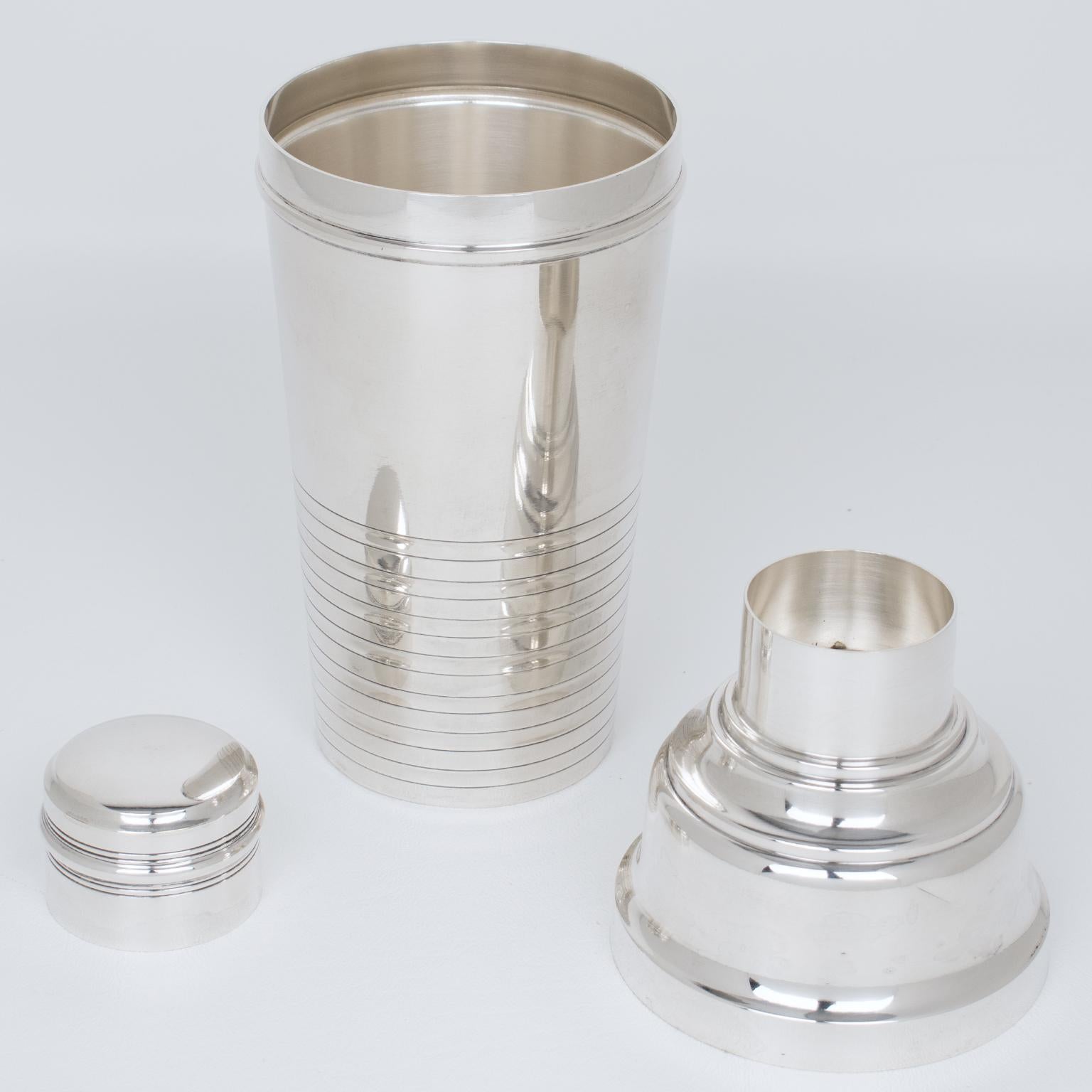 Questo elegante shaker cilindrico per cocktail o Martini in argento Art Deco è stato realizzato dall'argentiere francese Boulanger, a Parigi, negli anni '40. Questo shaker per cocktail alto e a tre sezioni è dotato di un tappo rimovibile e di un