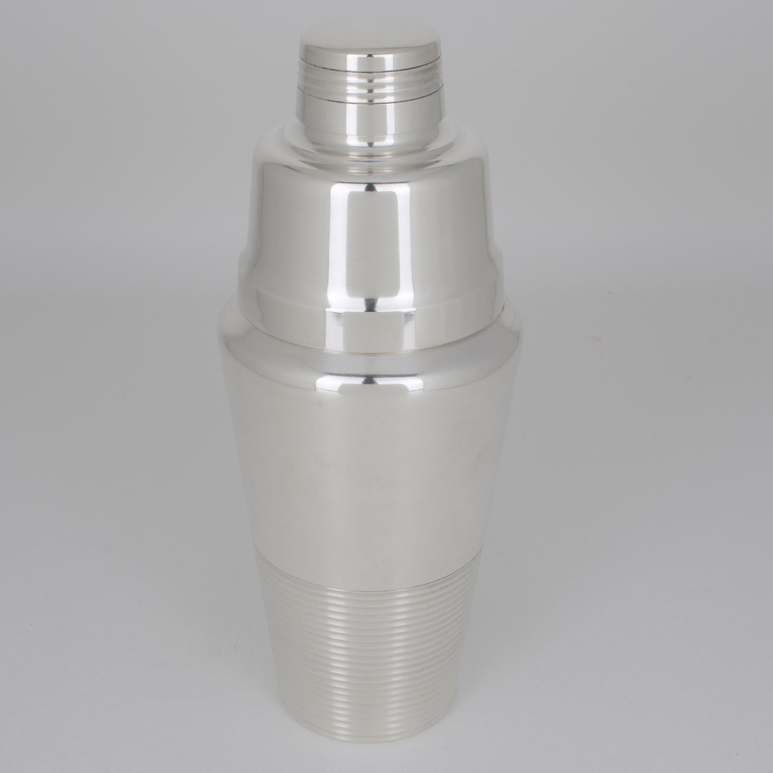 Ce superbe shaker à cocktail ou à Martini cylindrique en métal argenté Art déco a été fabriqué par l'orfèvre Orfévrerie Liberté en France dans les années 1940. Le shaker en trois parties est doté d'un couvercle amovible et d'un filtre à tamis. La