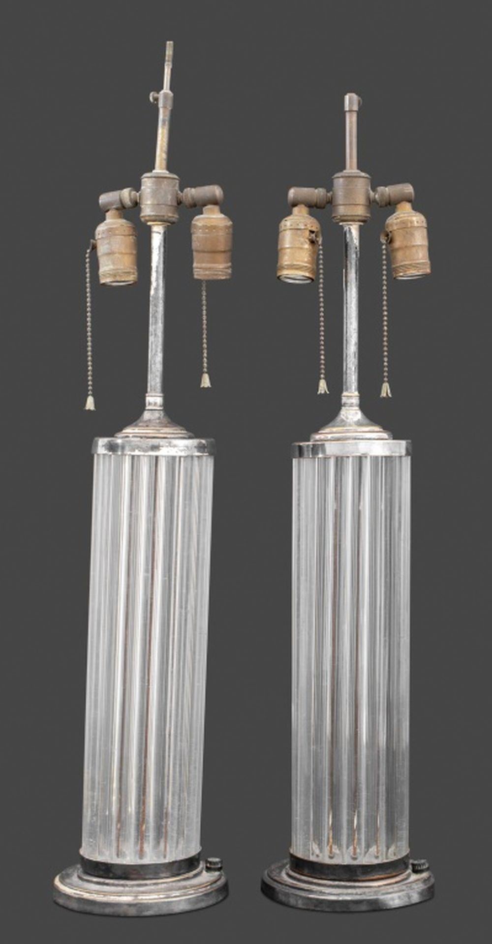 Paire de lampes Art Déco en lucite argentée, avec des colonnes nervurées et une base et des supports argentés, non marquées. 28.5