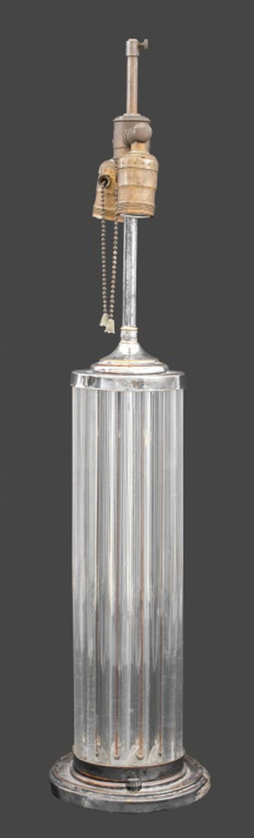 20ième siècle Paire de lampes en lucite en métal argenté Art Déco en vente