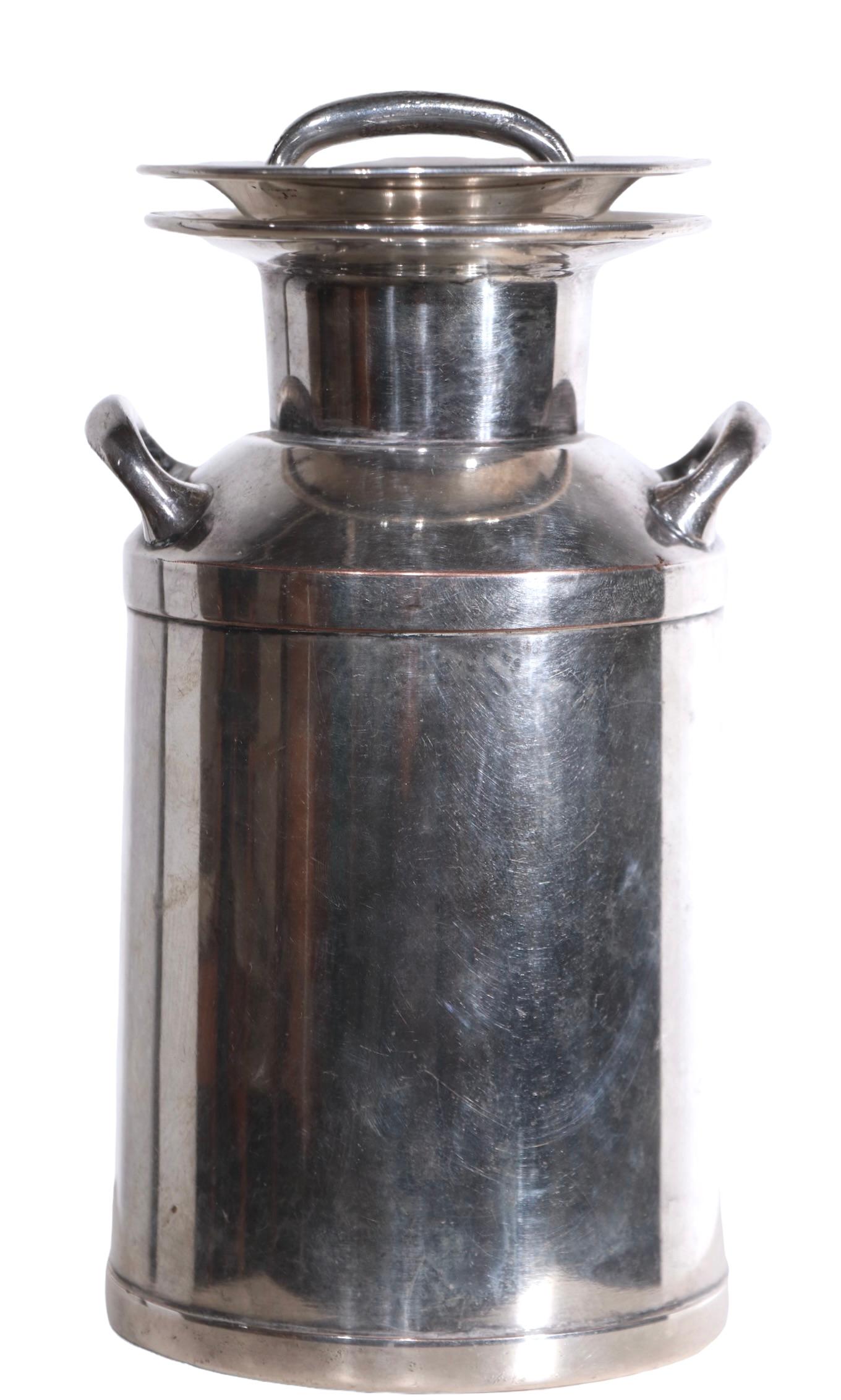 20ième siècle Shaker à cocktail en forme de boîte de lait en métal argenté Art Déco de Warwick en vente