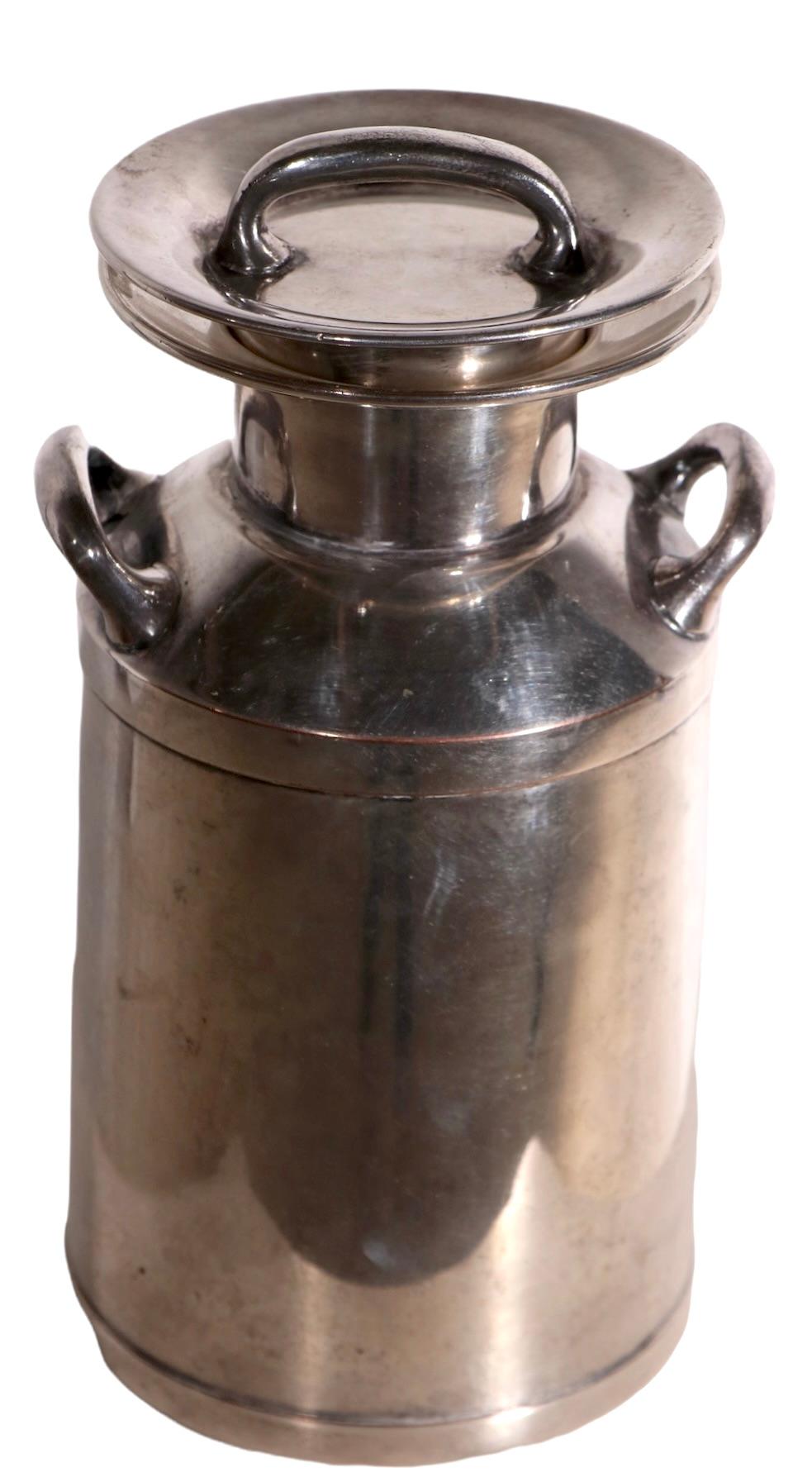 Shaker à cocktail en forme de boîte de lait en métal argenté Art Déco de Warwick en vente 1