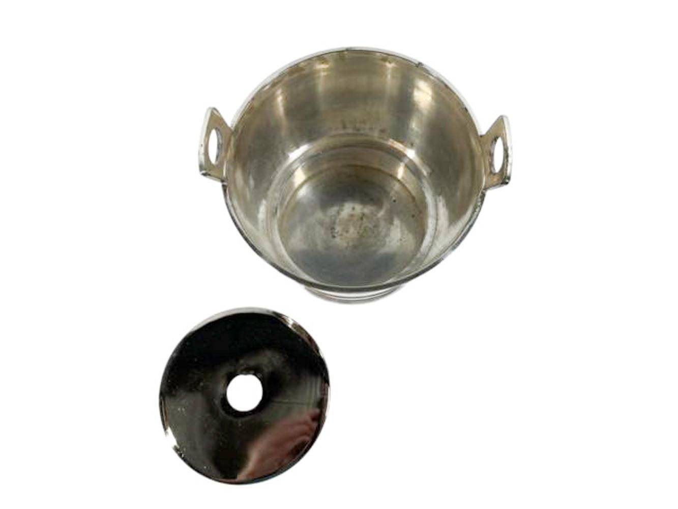Placcato argento Secchiello per il ghiaccio a forma di secchiello in argento Art Deco con bande rialzate e manici traforati in vendita