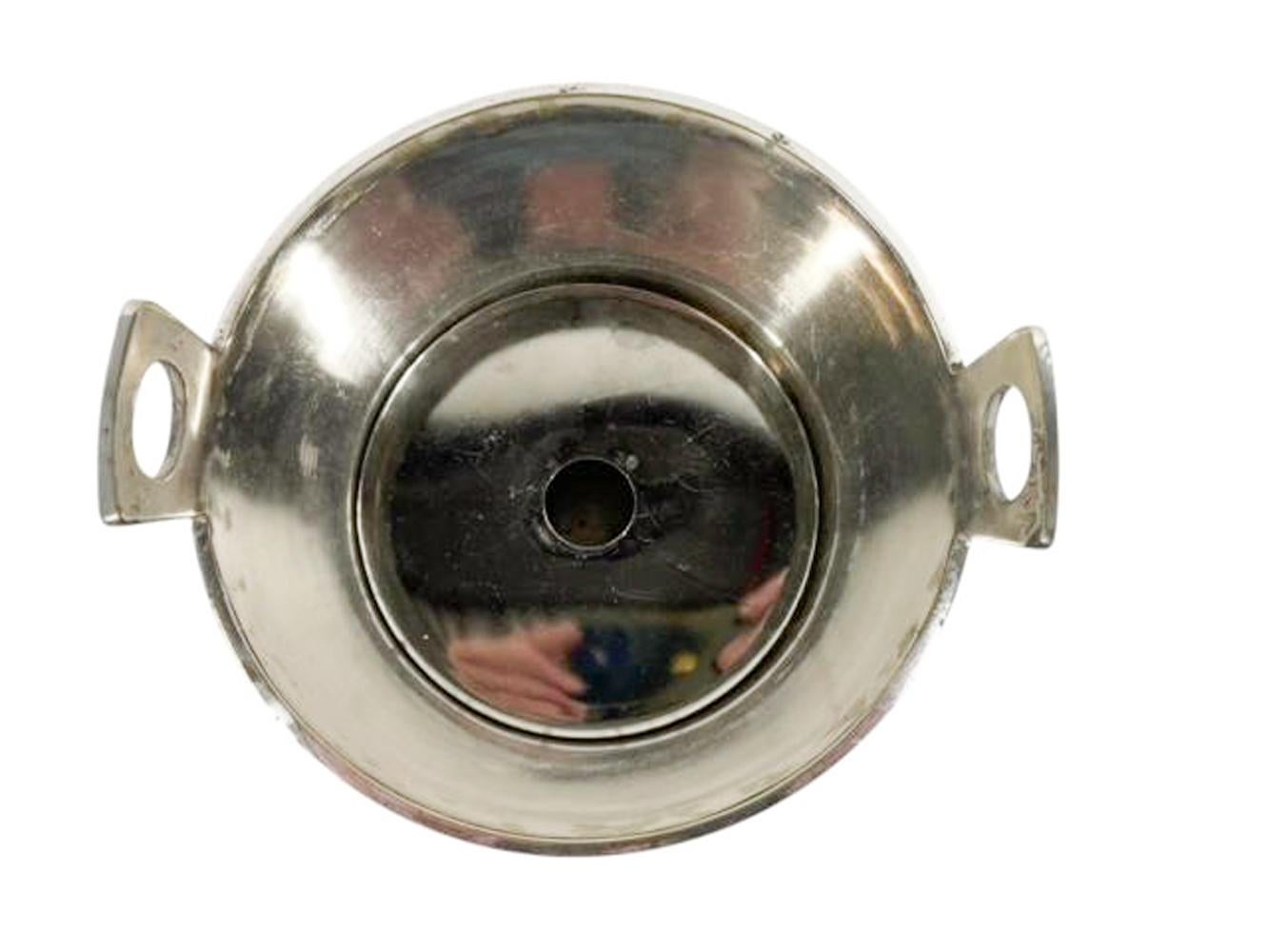 Secchiello per il ghiaccio a forma di secchiello in argento Art Deco con bande rialzate e manici traforati in vendita 1