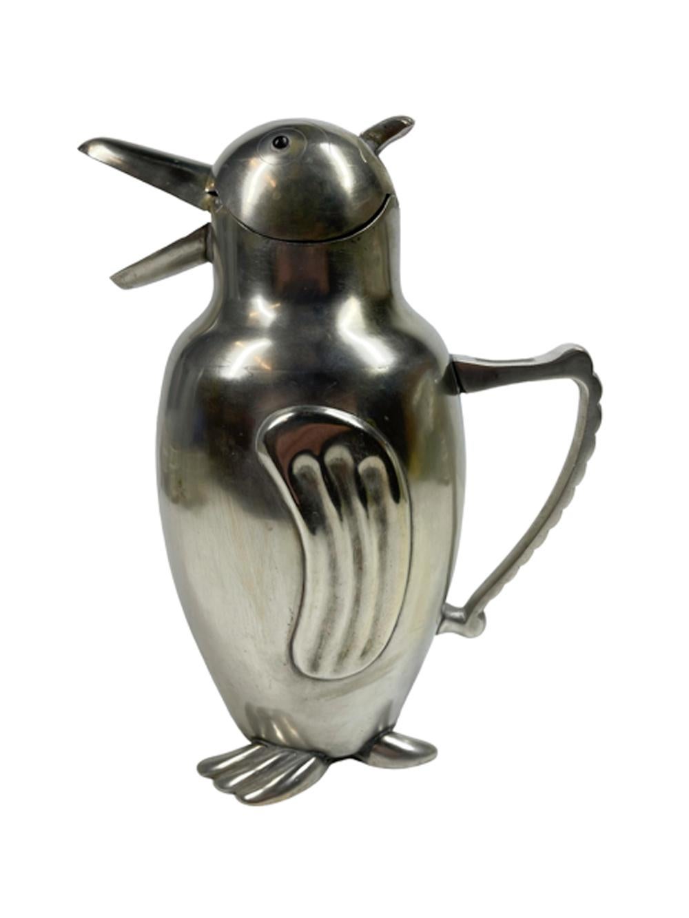 Art déco Pichet à eau/bar Penguin en métal argenté Art Déco avec yeux mécaniques en chêne et verre en vente