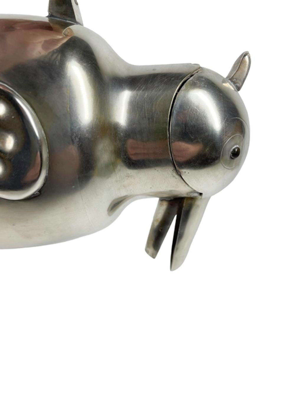 Pichet à eau/bar Penguin en métal argenté Art Déco avec yeux mécaniques en chêne et verre en vente 1