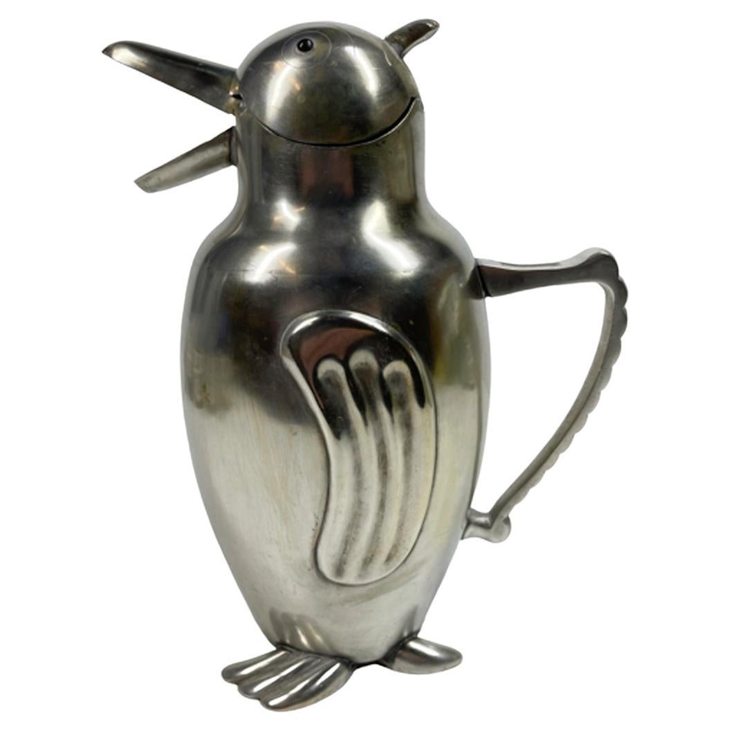Pichet à eau/bar Penguin en métal argenté Art Déco avec yeux mécaniques en chêne et verre en vente