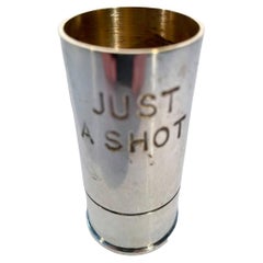 Coquille de fusil de chasse Art Déco en métal argenté « Just A Shot » 1.5 Ounce Jigger par PH Vogel