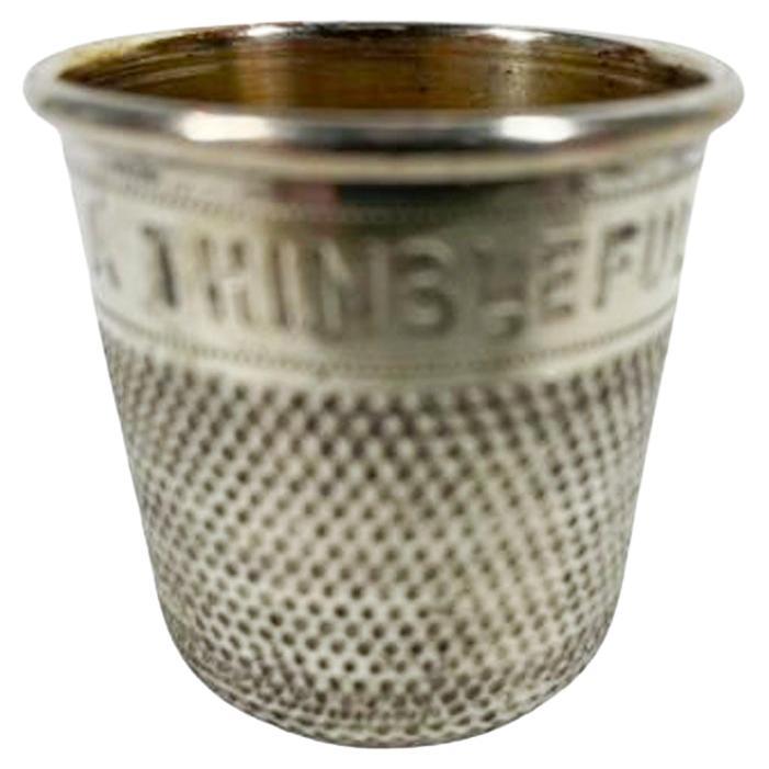 Englisches Art Deco 1oz Spirituosenmaß von P.H. Vogel in Form eines Fingerhuts mit der Aufschrift 