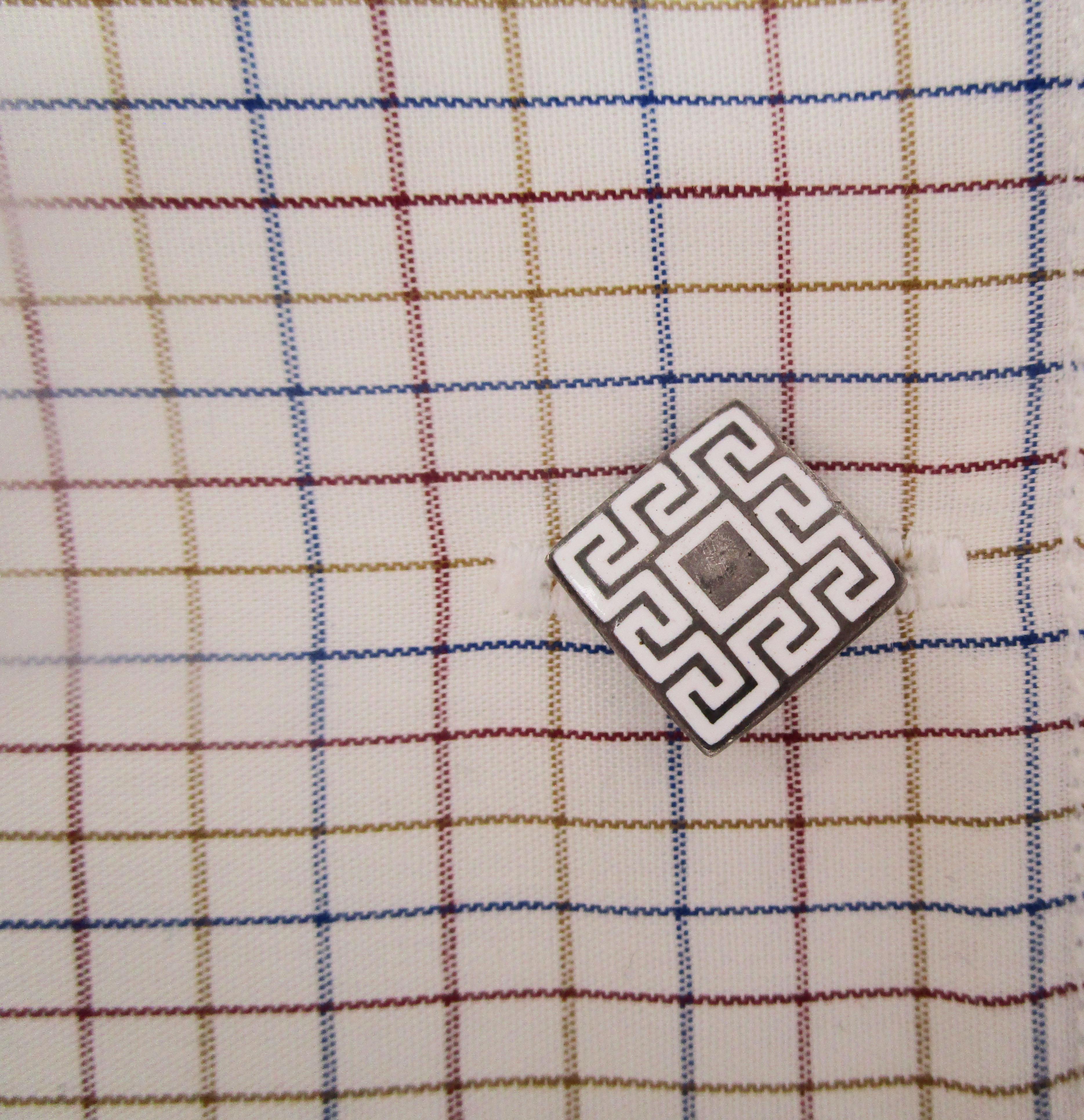 Geometrische Manschettenknöpfe im Art-déco-Stil, versilbert mit weißer Emaille im Zustand „Gut“ im Angebot in Lexington, KY