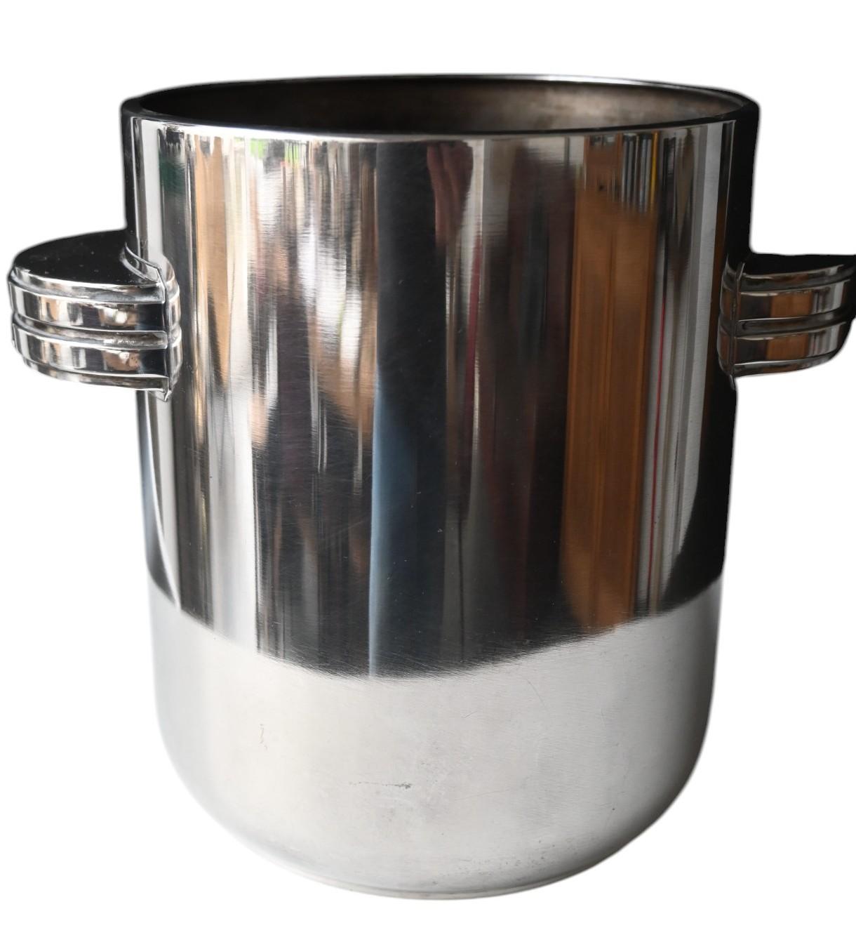 Un refrigeratore per vino in argento dal design fortemente Art Deco del produttore tedesco Quist.
segnato nella parte inferiore
Il fondo originale sostituibile all'interno è presente anche per separare il ghiaccio fuso da quello ghiacciato.
Altezza