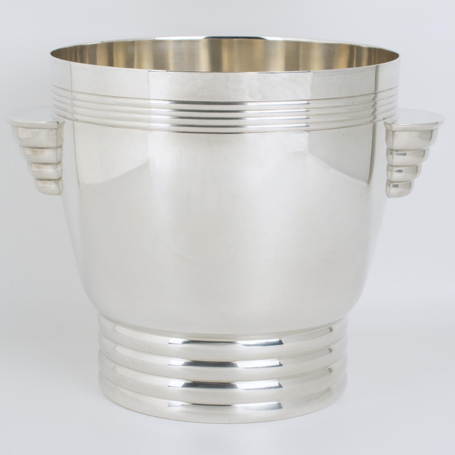 Questo elegante secchiello per ghiaccio per champagne o vino è stato realizzato negli anni '40 dall'argentiere Desvignes di Parigi. Il design audace e lineare ha una superba atmosfera Art Deco. Le solide maniglie a gradini consentono di maneggiare