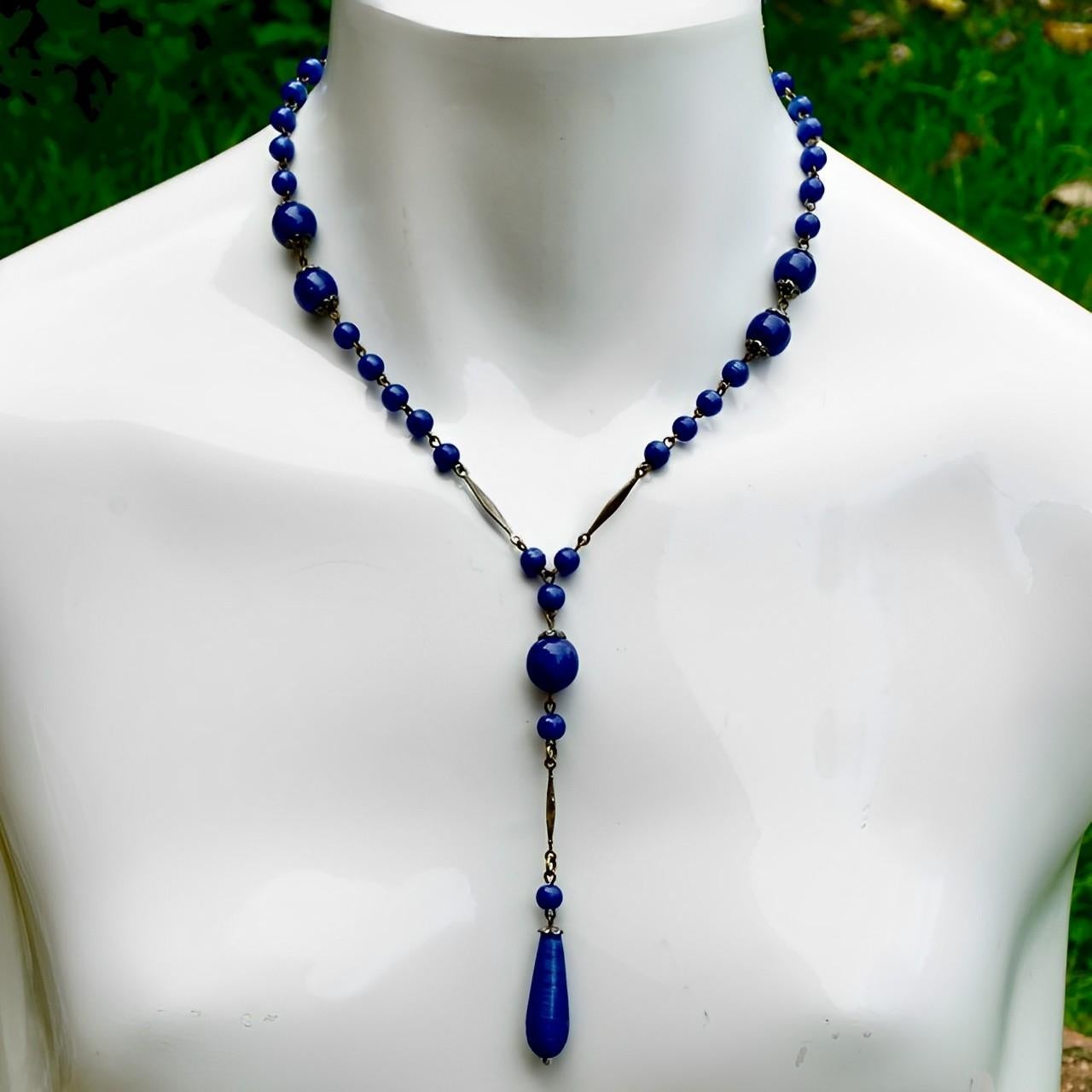 Wonderful silver plated Art Deco lavalier necklace featuring electric blue glass beads. The blue glass has a lovely swirl design. There is an extra bead on one side. The necklace is probably Czech. Measuring length 42.5 cm / 16.7 inches, and the