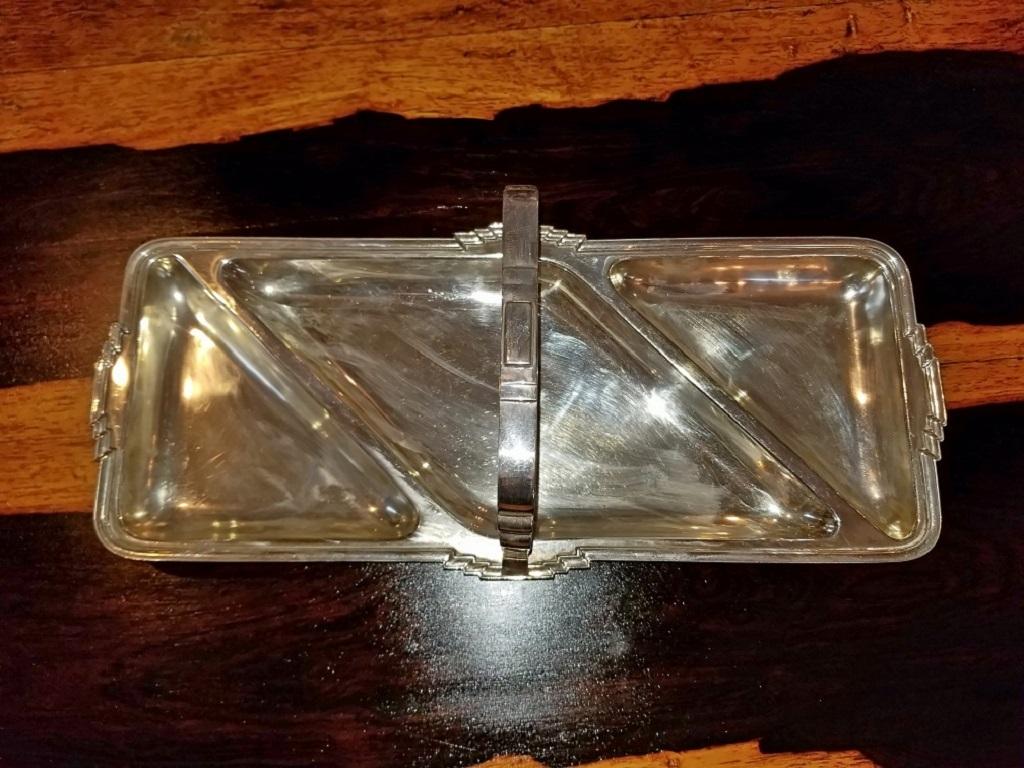 Gorgeous Art Deco British Old Sheffield plated silver bon bon dish.

This is a piece of classic Art Deco!

This is a British made silver plated, EPNS (electro-plated nickel silver). Old Sheffield plate. Bon bon dish.

Both ends of the dish are