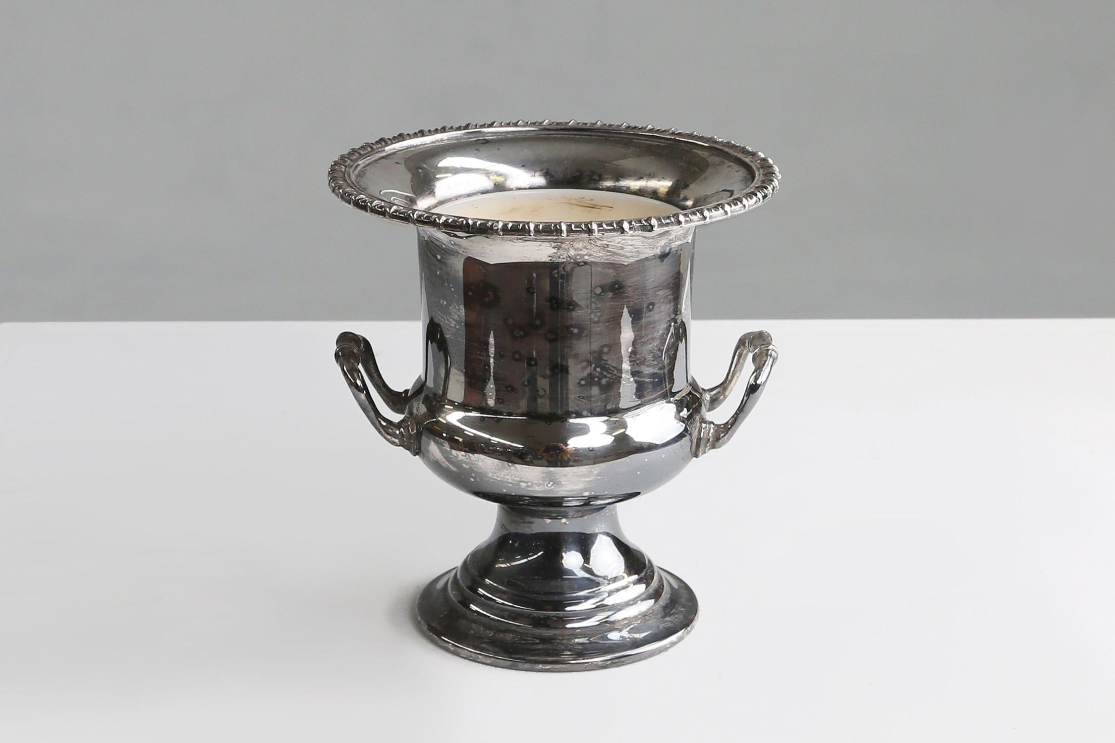 Francia / 1900 / Secchiello per il ghiaccio / ottone argentato / Metà secolo / Art Deco

Raffreddatore per vino o secchiello per il ghiaccio di Eleg, realizzato in Francia. Realizzato in ottone argentato con una bella patina dovuta all'età. 

Questo