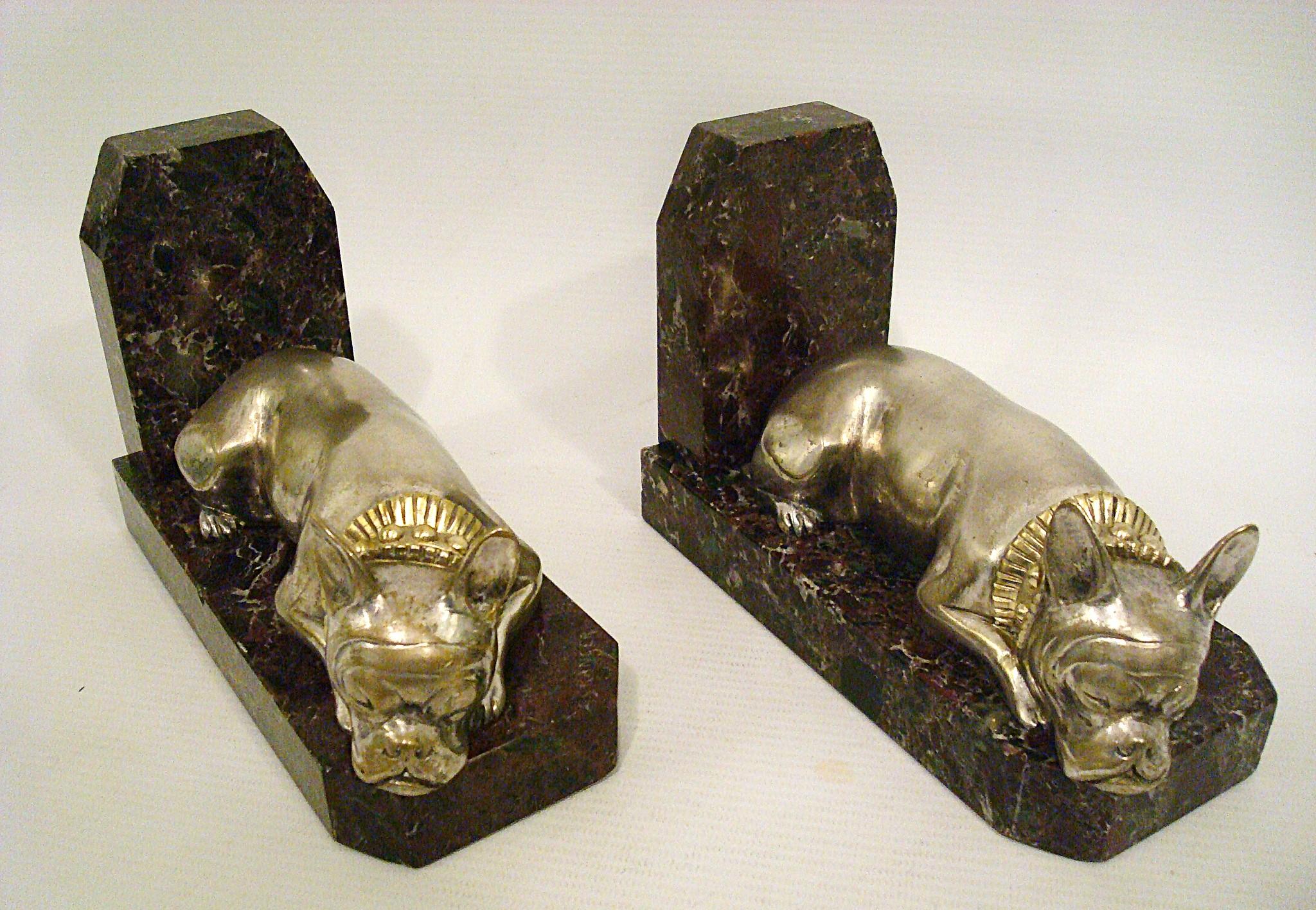 Francese Reggilibri Art Deco in bronzo placcato argento French Bulldog di G. Granger in vendita