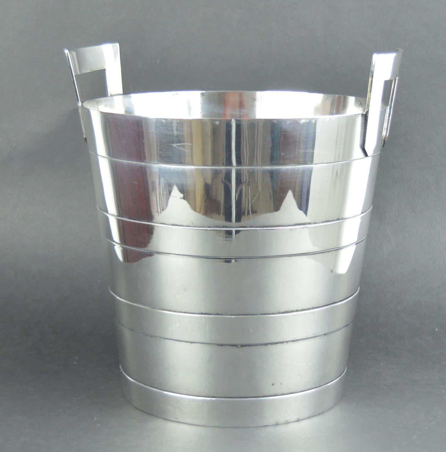 Fabulous champagne or ice bucket.

Great shape and so simple in design.

Quality piece made by Walker & Hall Sheffield, England.

The original silver plate has not rubbed through.

Free shipping.