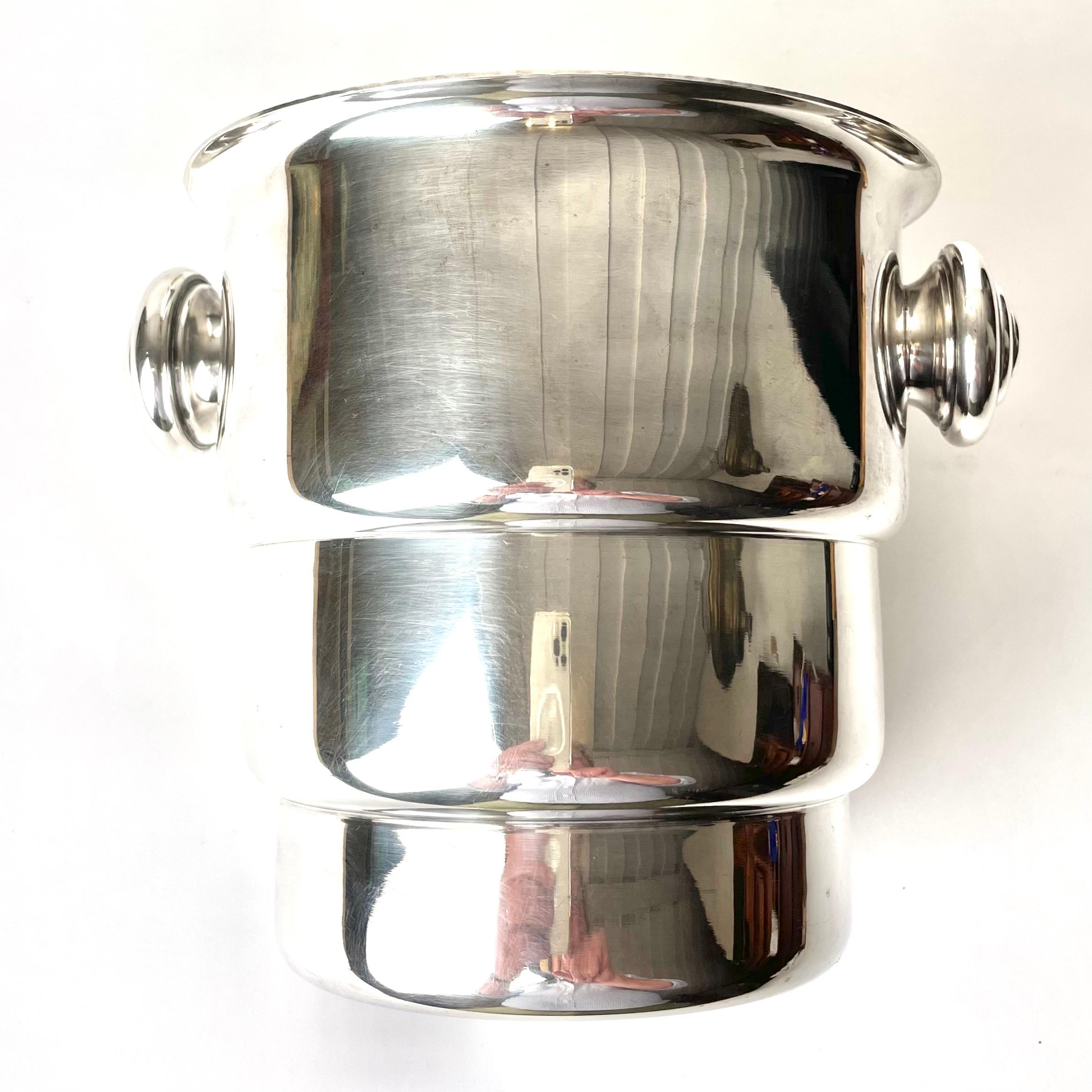 Elegant Art Deco Champagne Cooler, silver plated. Made in France during the 1920s or 1930s.

A refined champagne cooler. Reflecting Art Deco sensibilities, this piece combines elegance in form and refinement in material choice. The piece's