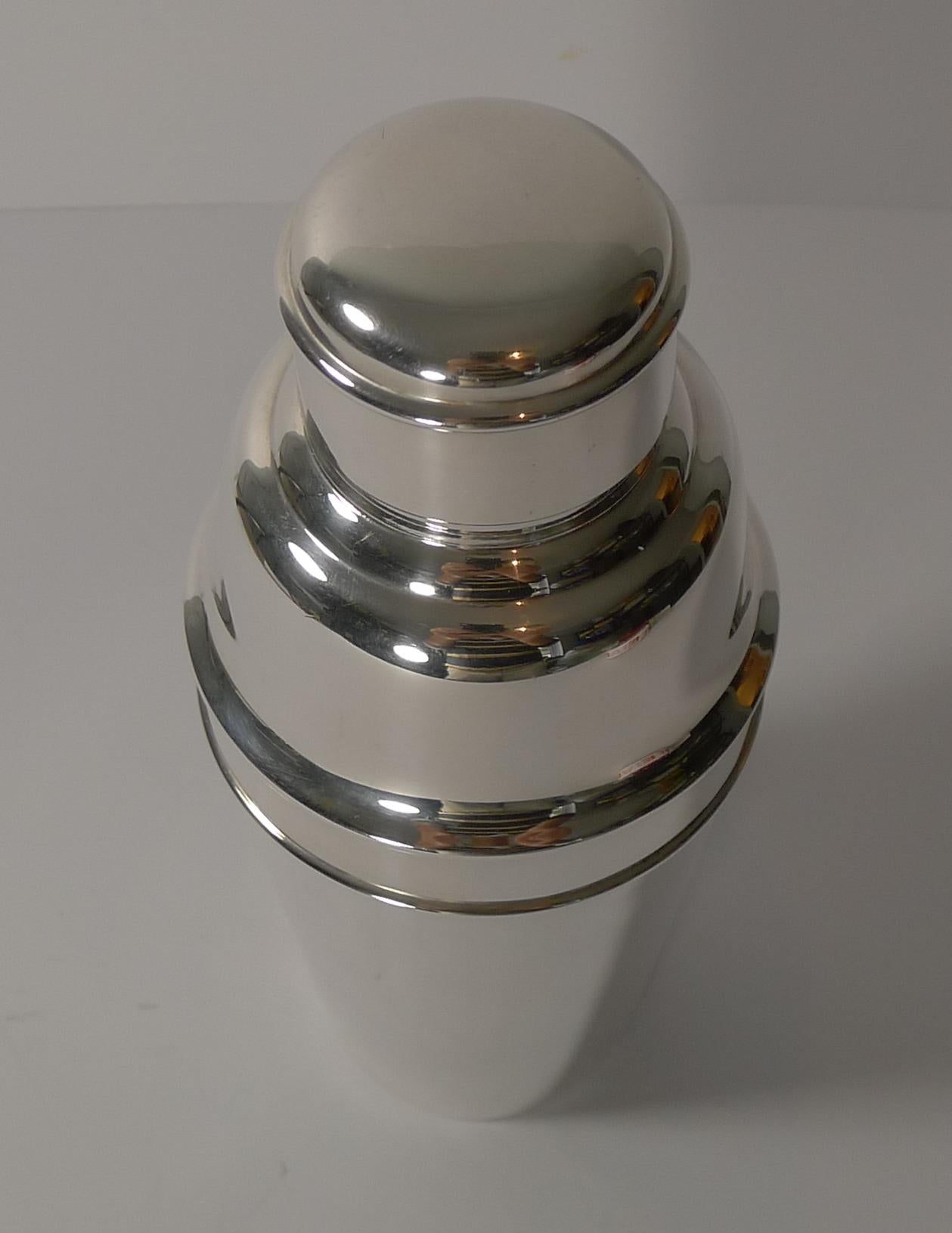 A handsome 1 pint cocktail Shaker in silver plate by the top-notch silversmith, Mappin & Webb of London and Sheffield.

The underside is fully marked together with the trademark 