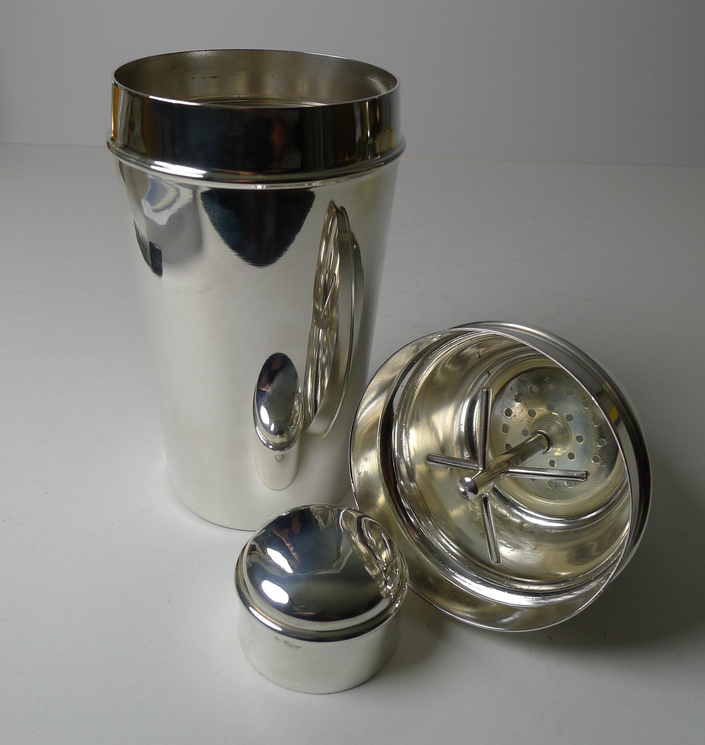 Art Deco Silver Plated Cocktail Shaker by Mappin & Webb, Integral Ice Breaker For Sale 5