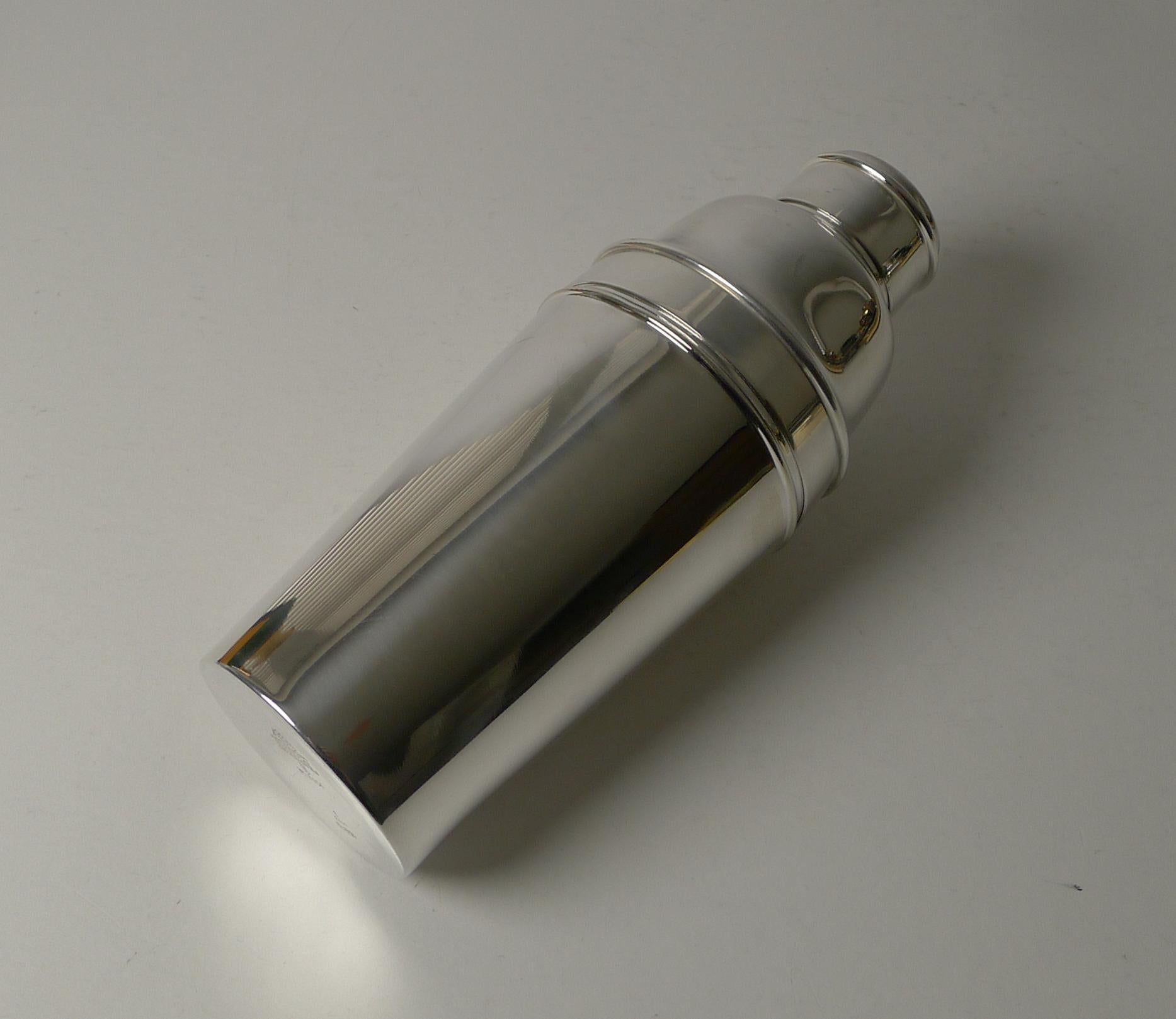 Art Deco Silver Plated Cocktail Shaker by Mappin & Webb, Integral Ice Breaker In Good Condition For Sale In Bath, GB