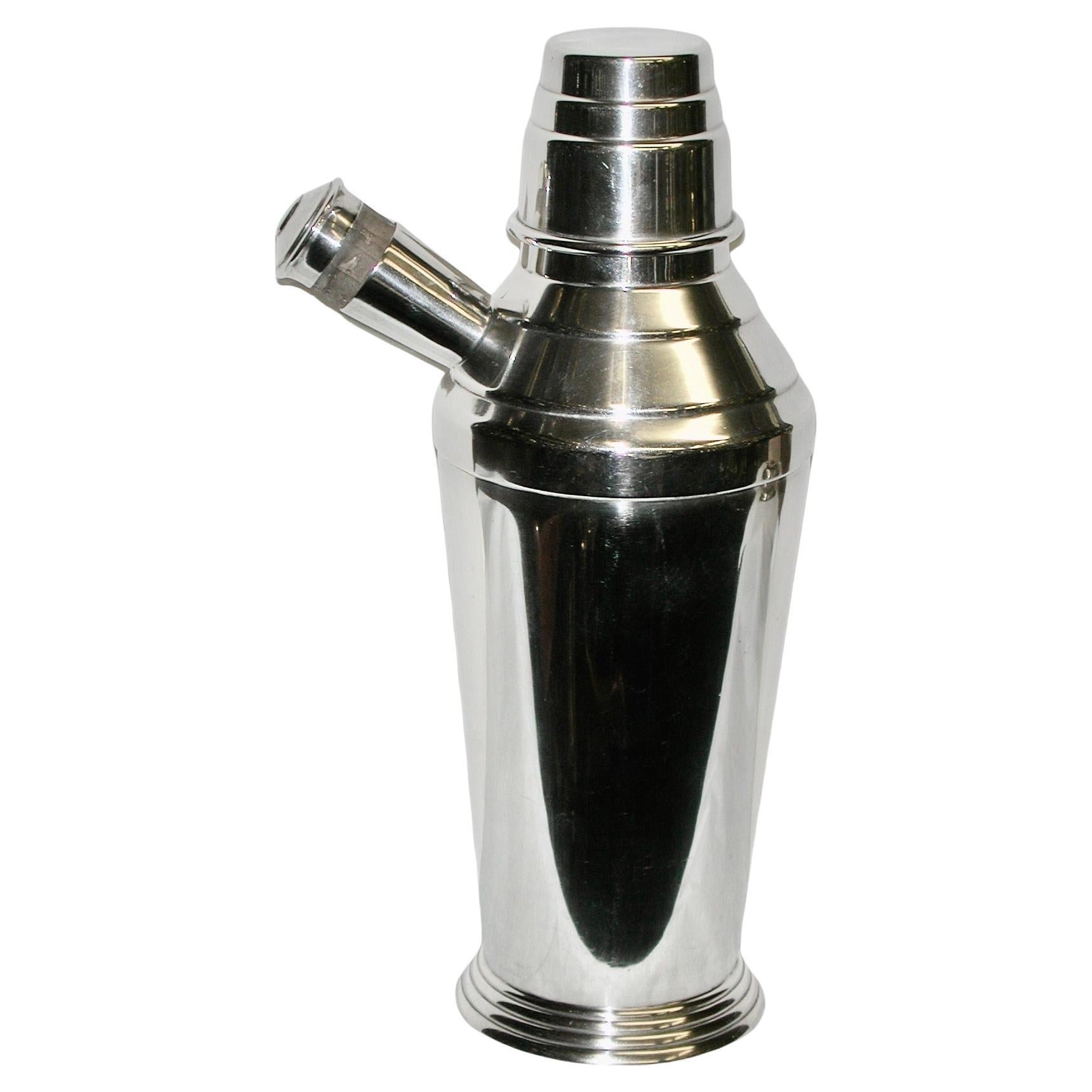 Shakers da cocktail in argento placcato Art Deco datato circa 1930 Maple & Co.
Grande e imponente shaker da cocktail realizzato come accessorio per i più grandi e importanti produttori di mobili di questo periodo. Erano produttori per i reali e