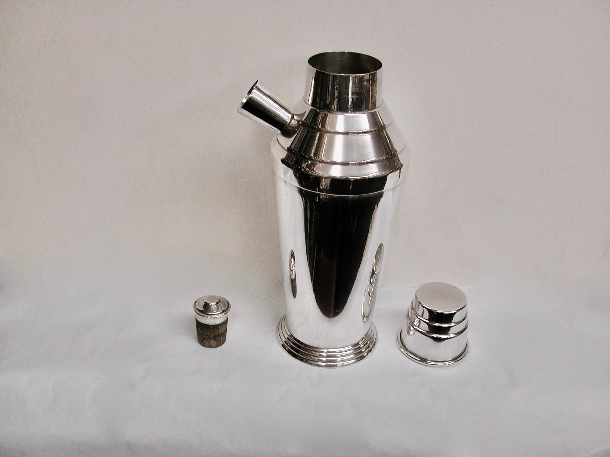 Metà XX secolo Shakers da cocktail in argento placcato Art Deco datato circa 1930 Maple & Co. London in vendita