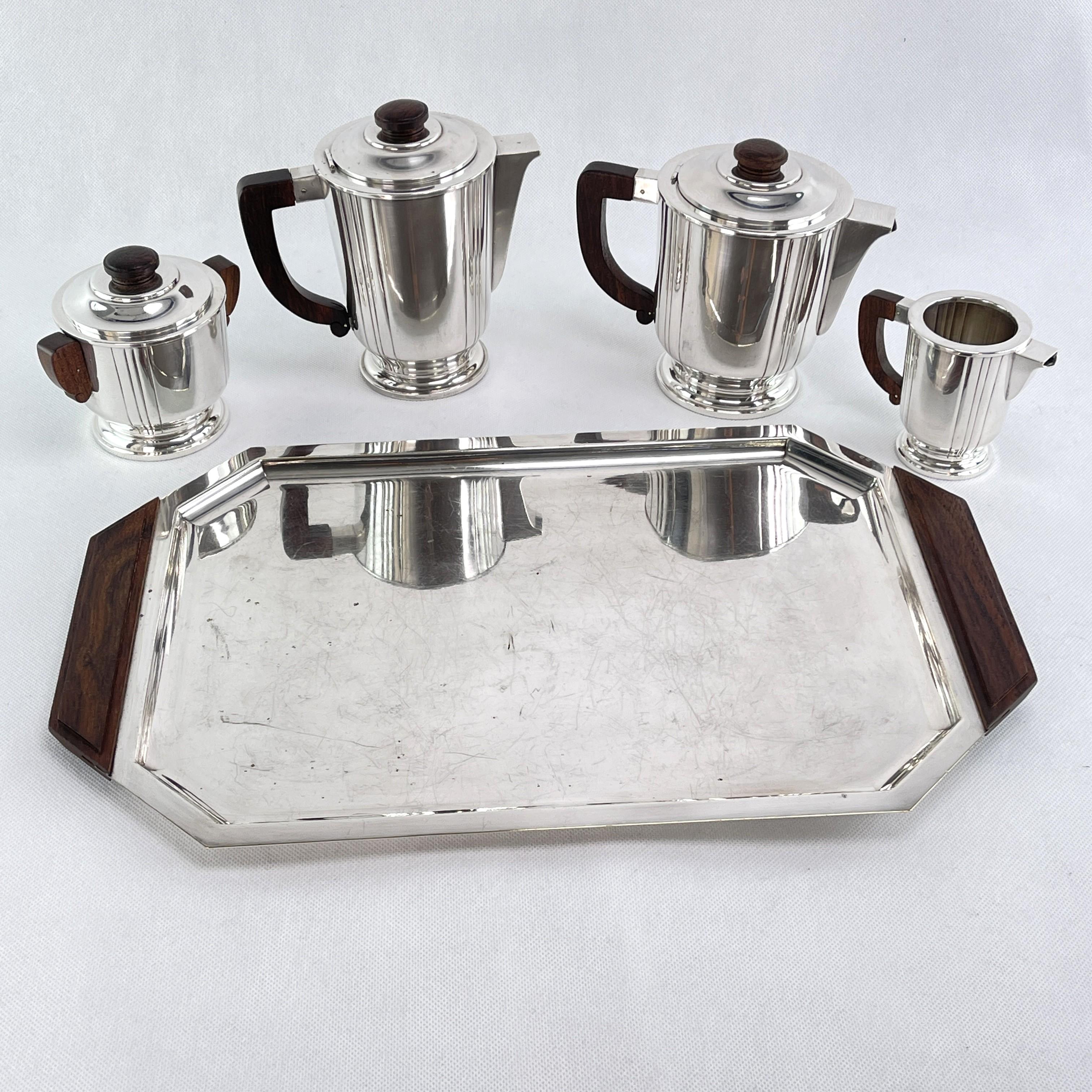 Coffee/tea set - 1920s

This coffee set from the 1920s is in the typical style of the streamline modern. It includes a coffee pot, teapot, sugar bowl, creamer and a handled tray.

The mesures only refer to the handled tray.

Further