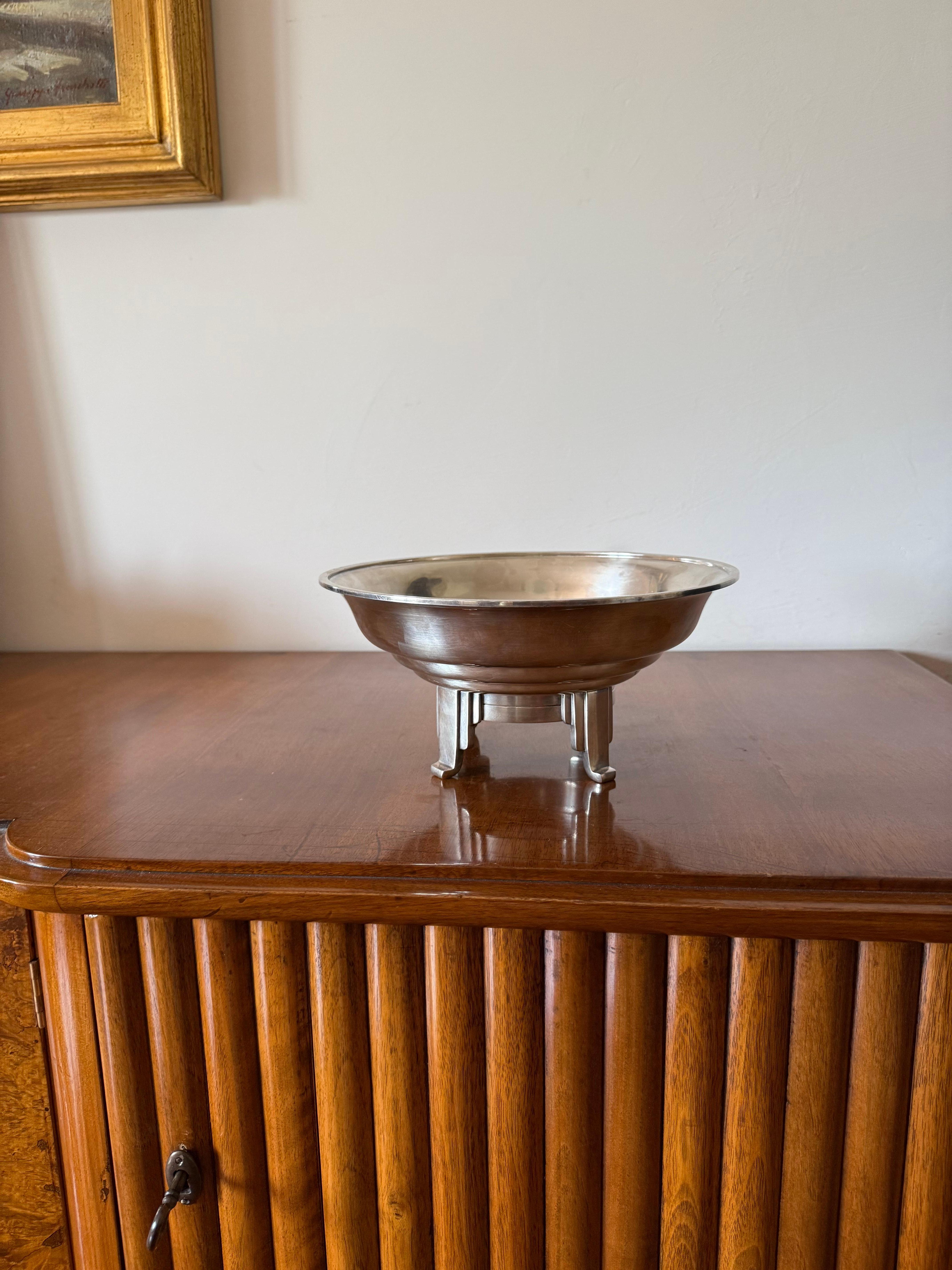 Art Deco Tafelaufsatz / Coup / vide poche

Maison Ercuis, Frankreich 1940

versilbertes Metall

12 cm H x 25,5 cm Durchm.

Zustand: ausgezeichnet, entsprechend dem Alter und dem Gebrauch. 