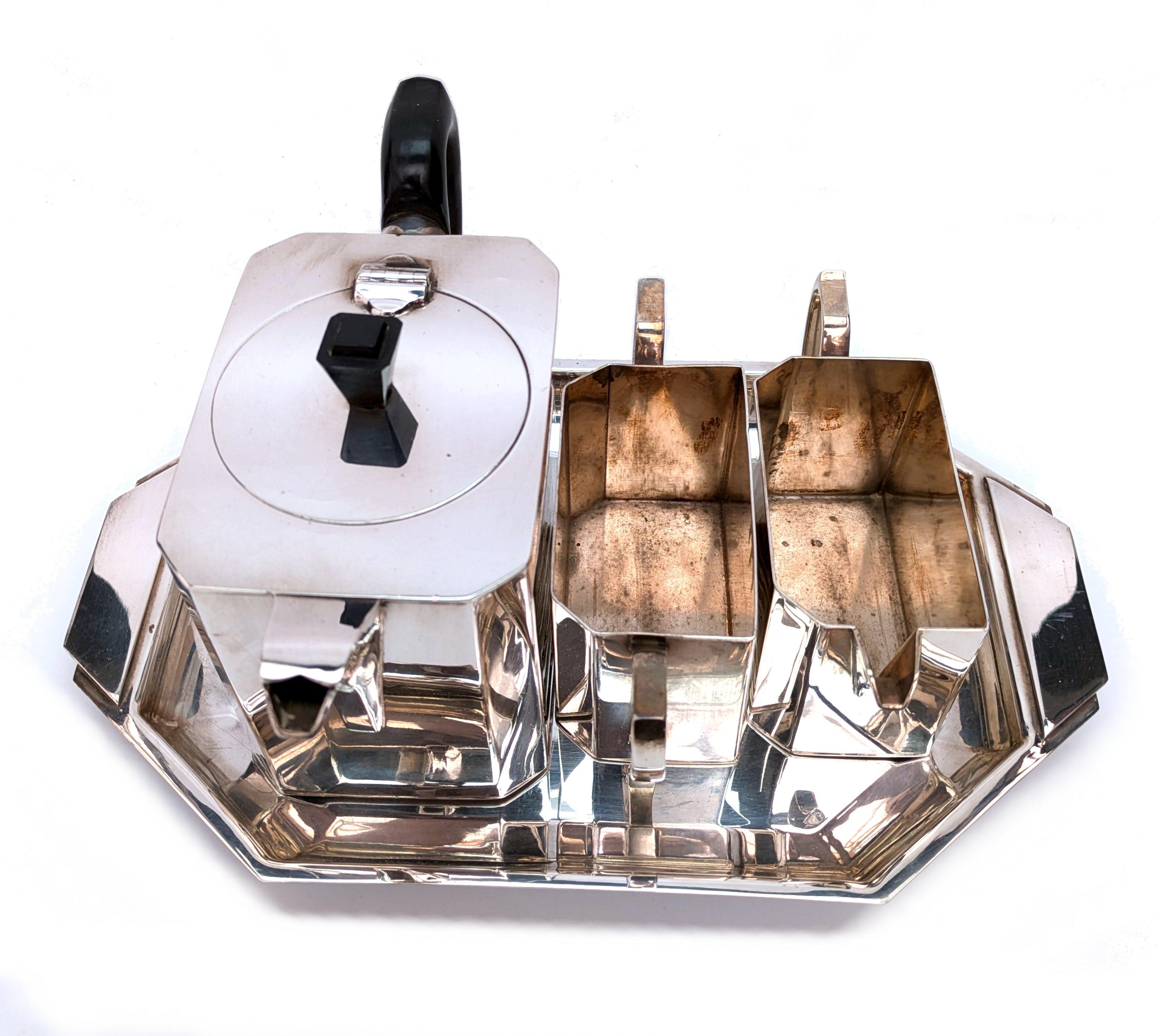 Precioso juego de té Art decó de tres piezas chapado en plata y fabricado por Marples. Wingfield & Wilkins de Sheffield en Inglaterra, fabricada a principios de los años 30. Está representada en el más estricto estilo Deco angular, con toda la forma