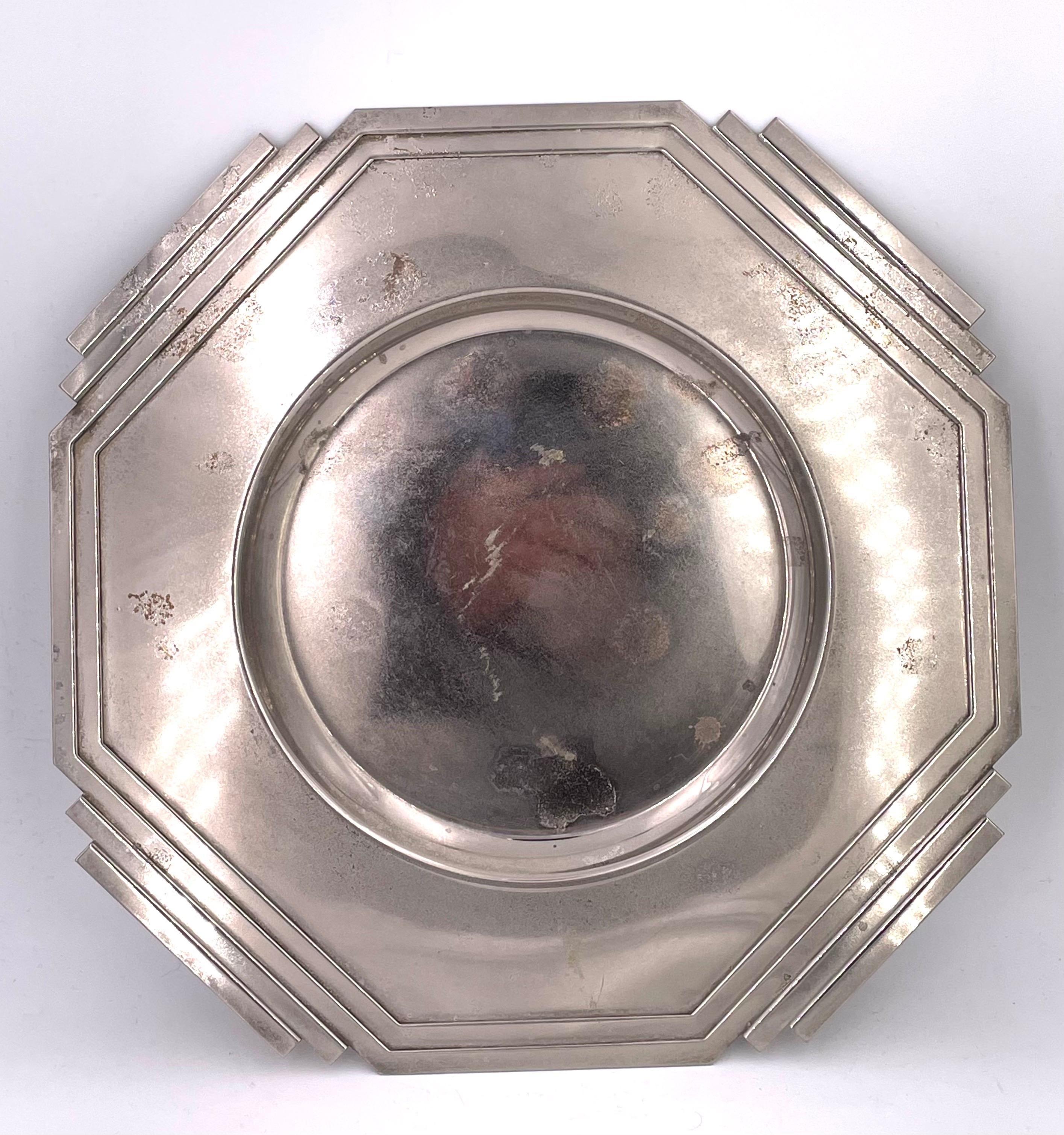 Beautiful and rare silver plated centerpiece decorative plate, the design is great it shows wear due to age this piece its from the 1940s.