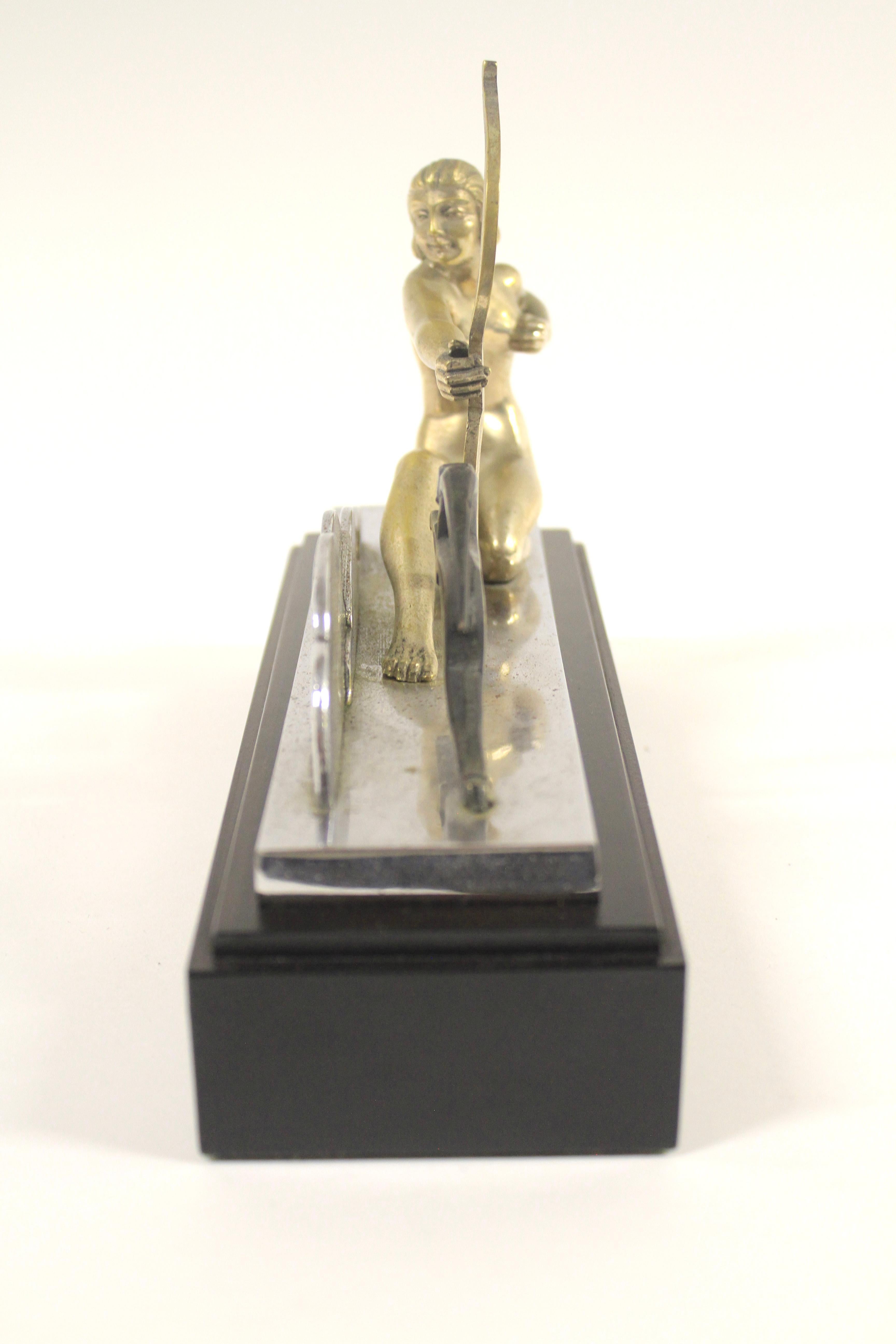 Effet bronze Figurine de Diane chasseresse en métal argenté Art déco circa 1930 en vente