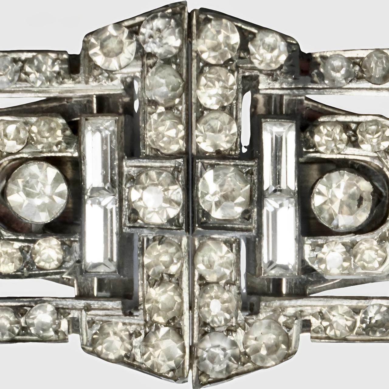 Wonderful silver plated Duette brooch with marquise and round faceted rhinestones, The brooch can either be worn as a brooch, or the two clips can be removed from the frame and worn as a pair of dress clips. It has a trombone clasp. There is wear to