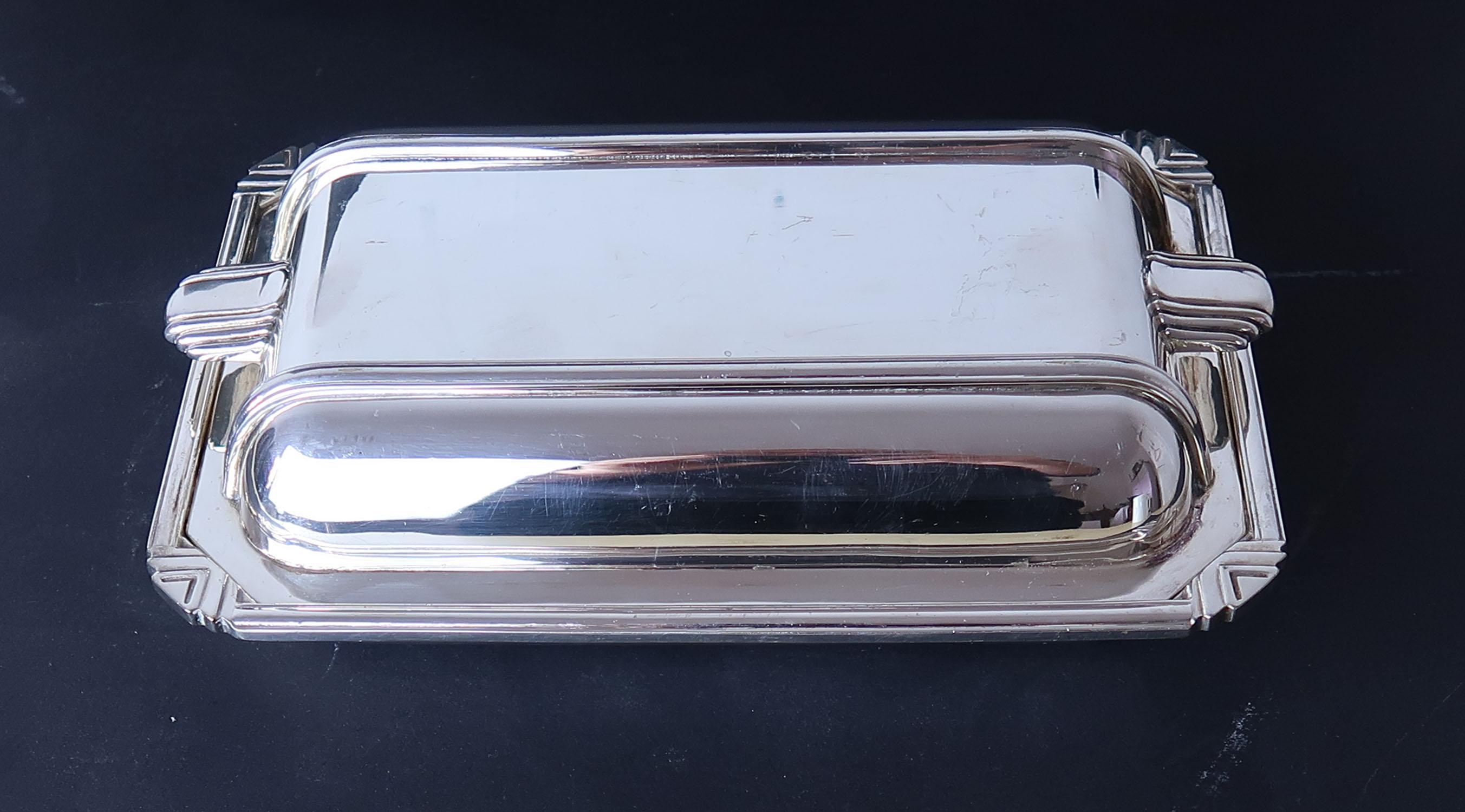 Very smart silver plated entree dish

Can also be used as a pair of serving dishes 

Fabulous quality. Makers mark of Walker And Hall, Sheffield

No rubbing to the silver plate. 

Makers mark on the base.







 
