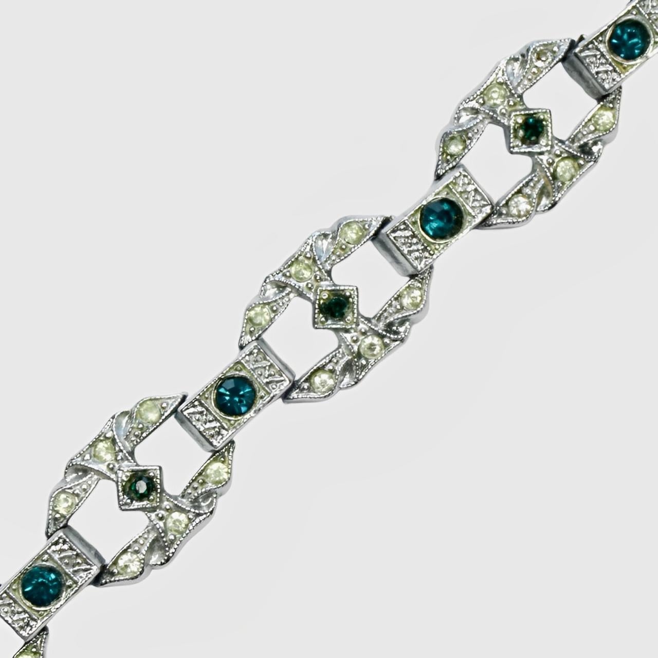 Joli bracelet plaqué argent serti de strass clairs et de strass aqua et verts en alternance. La plupart des strass transparents ont jauni.

Longueur 18,5 cm / 7,28 pouces et largeur 1,1 cm / 0,43 pouce.

Il s'agit d'un élégant bracelet Art déco,
