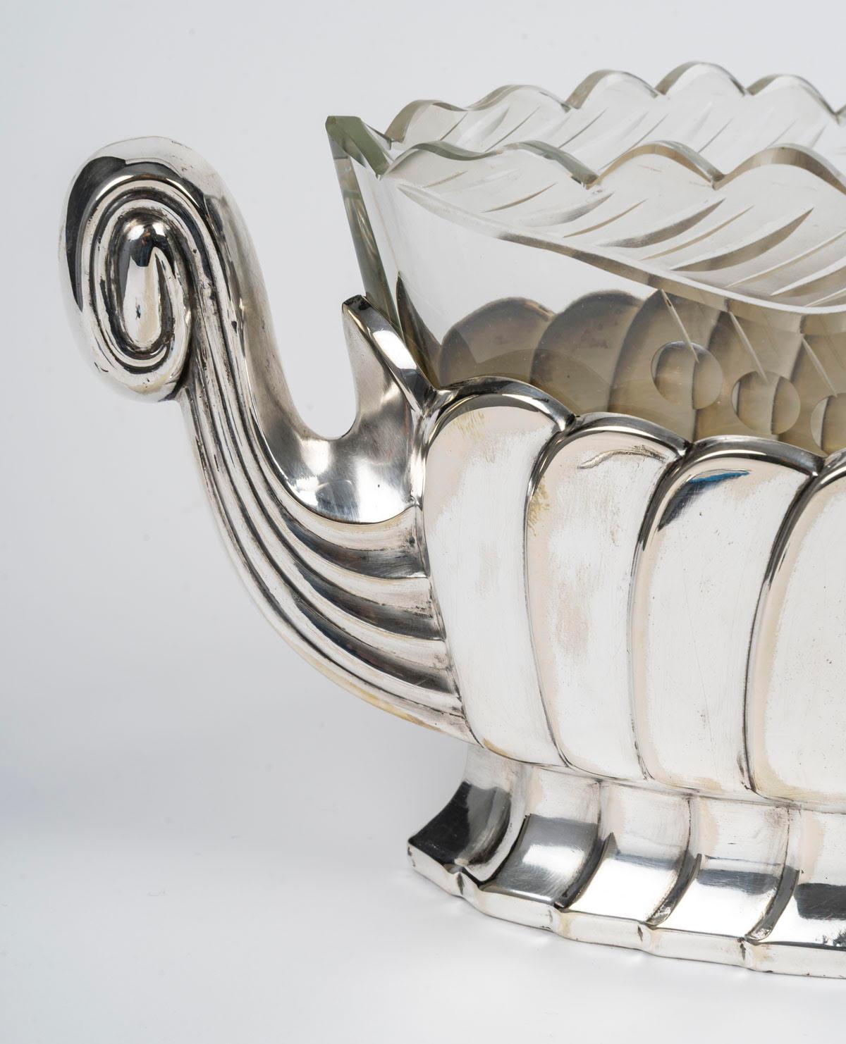 Coupe Art déco en métal argenté et cristal, 1930.

Coupe en métal argenté et cristal d'époque Art déco, 1930.
H : 13,5cm, L : 41cm, P : 14cm