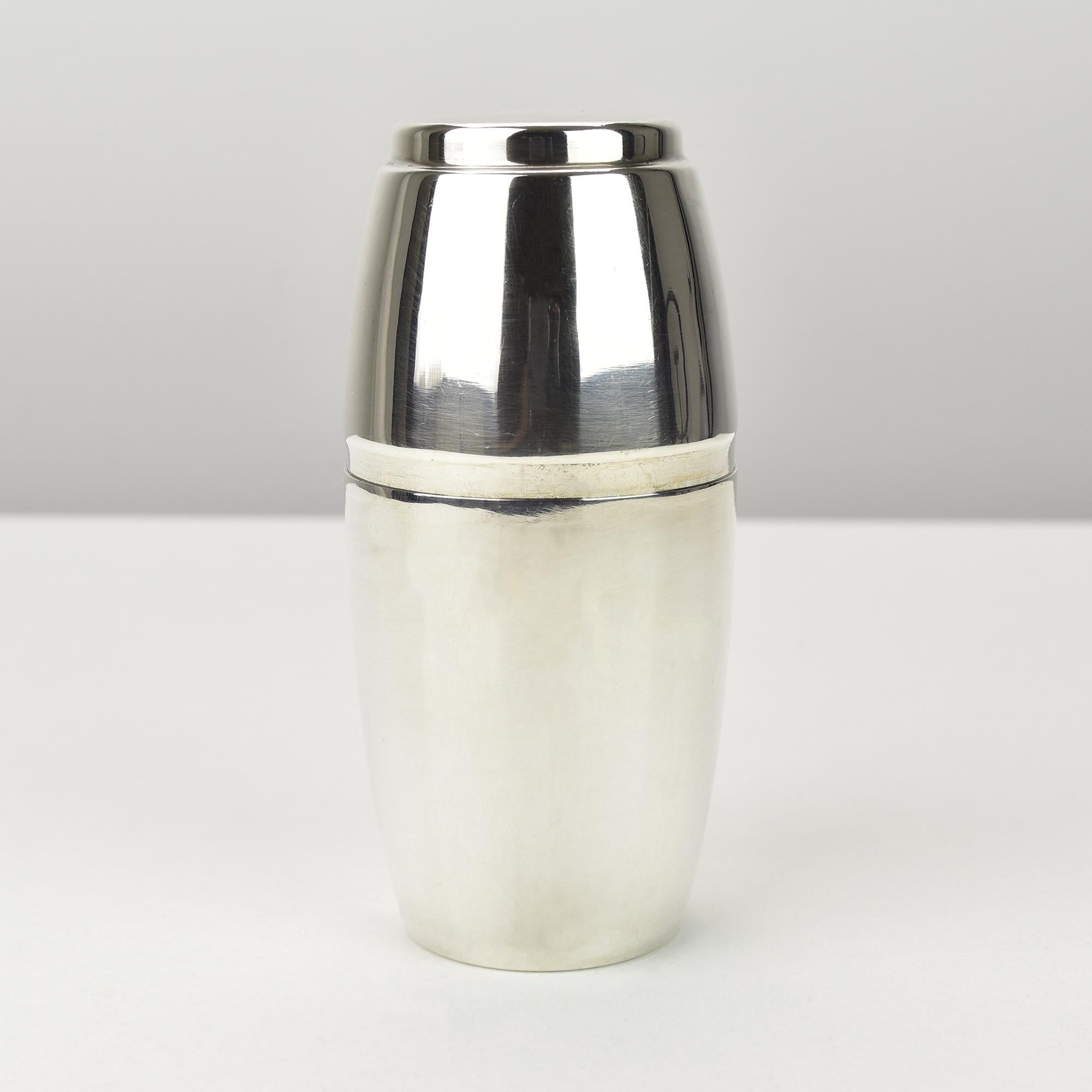Cette pièce Art déco absolument rare présente un shaker miniature plaqué argent qui dissimule un ensemble ludique de pics à cocktail et de marqueurs de boissons colorés, ressemblant à des mini-bouteilles de spiritueux populaires tels que Campari,