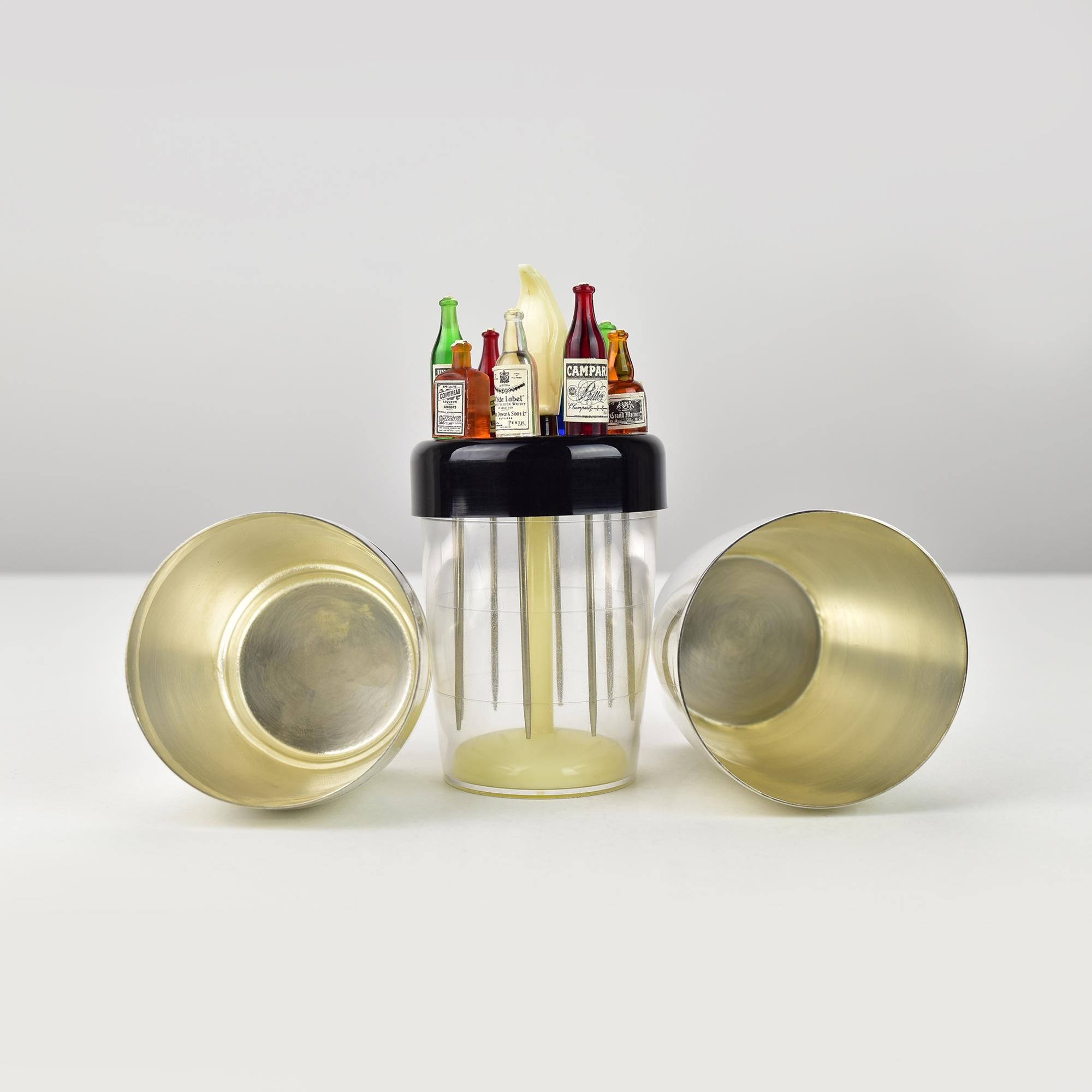 Milieu du XXe siècle Shakers miniatures Art Déco en métal argenté avec pics et marqueurs de boissons en vente