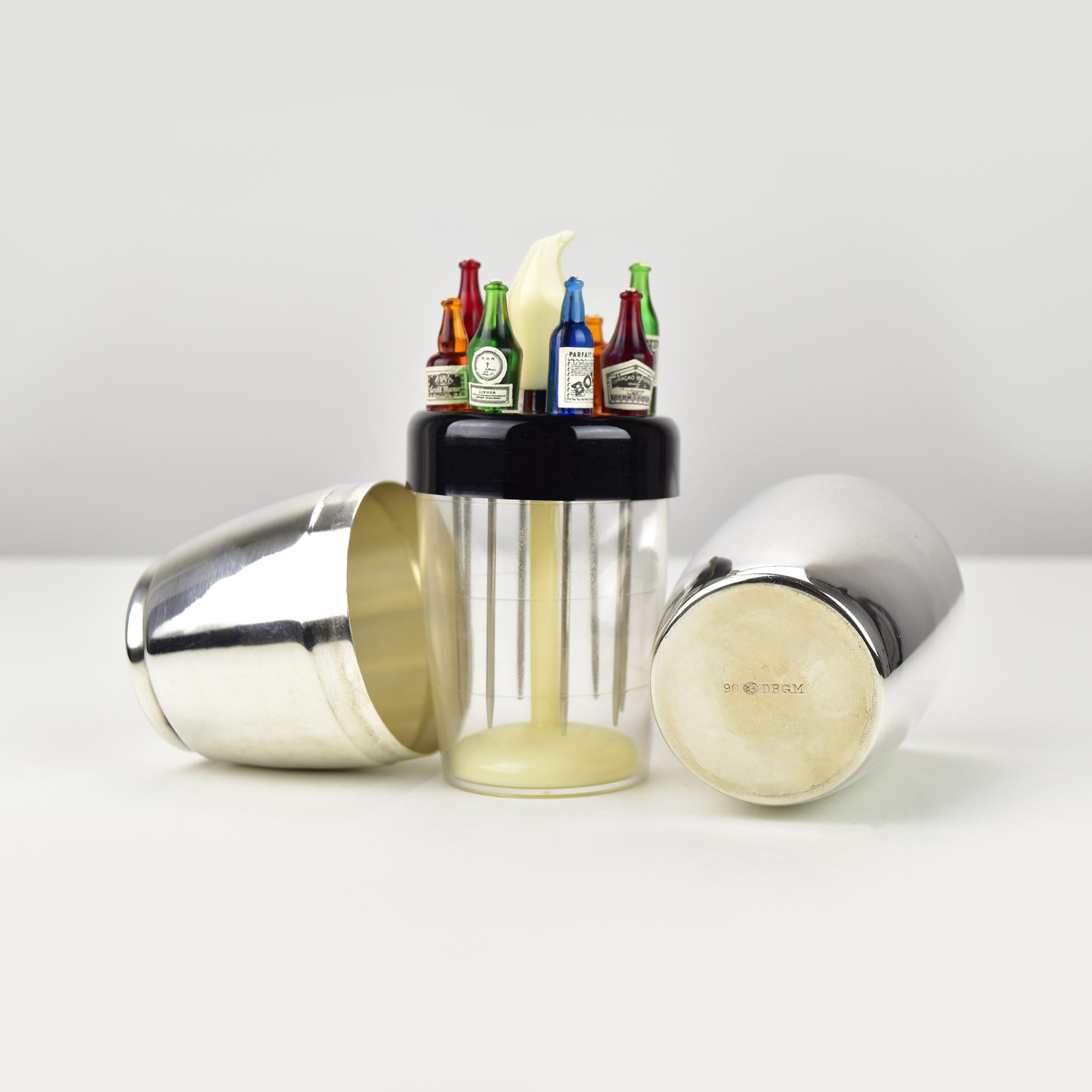 Plaqué argent Shakers miniatures Art Déco en métal argenté avec pics et marqueurs de boissons en vente