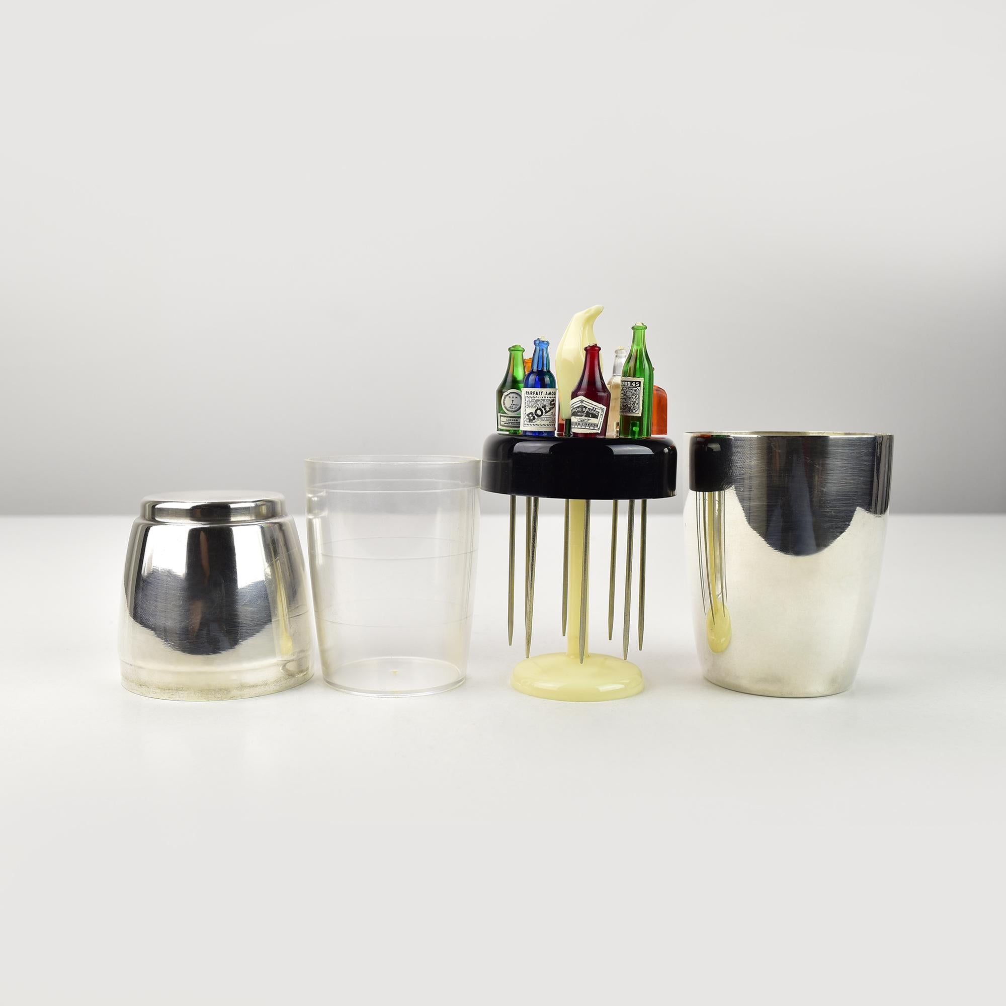 Shakers miniatures Art Déco en métal argenté avec pics et marqueurs de boissons en vente 1