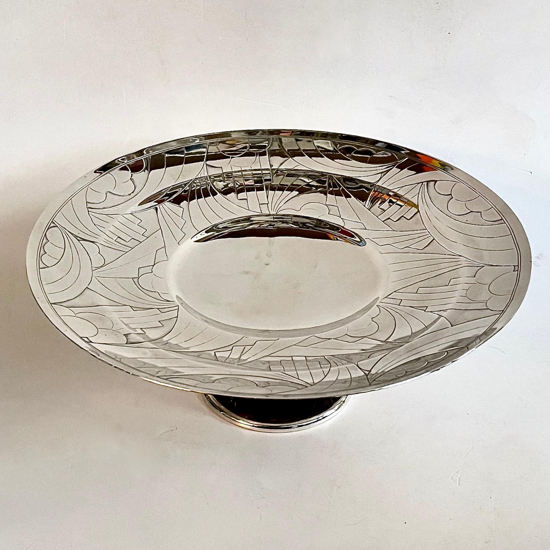 Large Art Deco Silver Plated Pedestal Bowl  In Good Condition For Sale In London, GB
