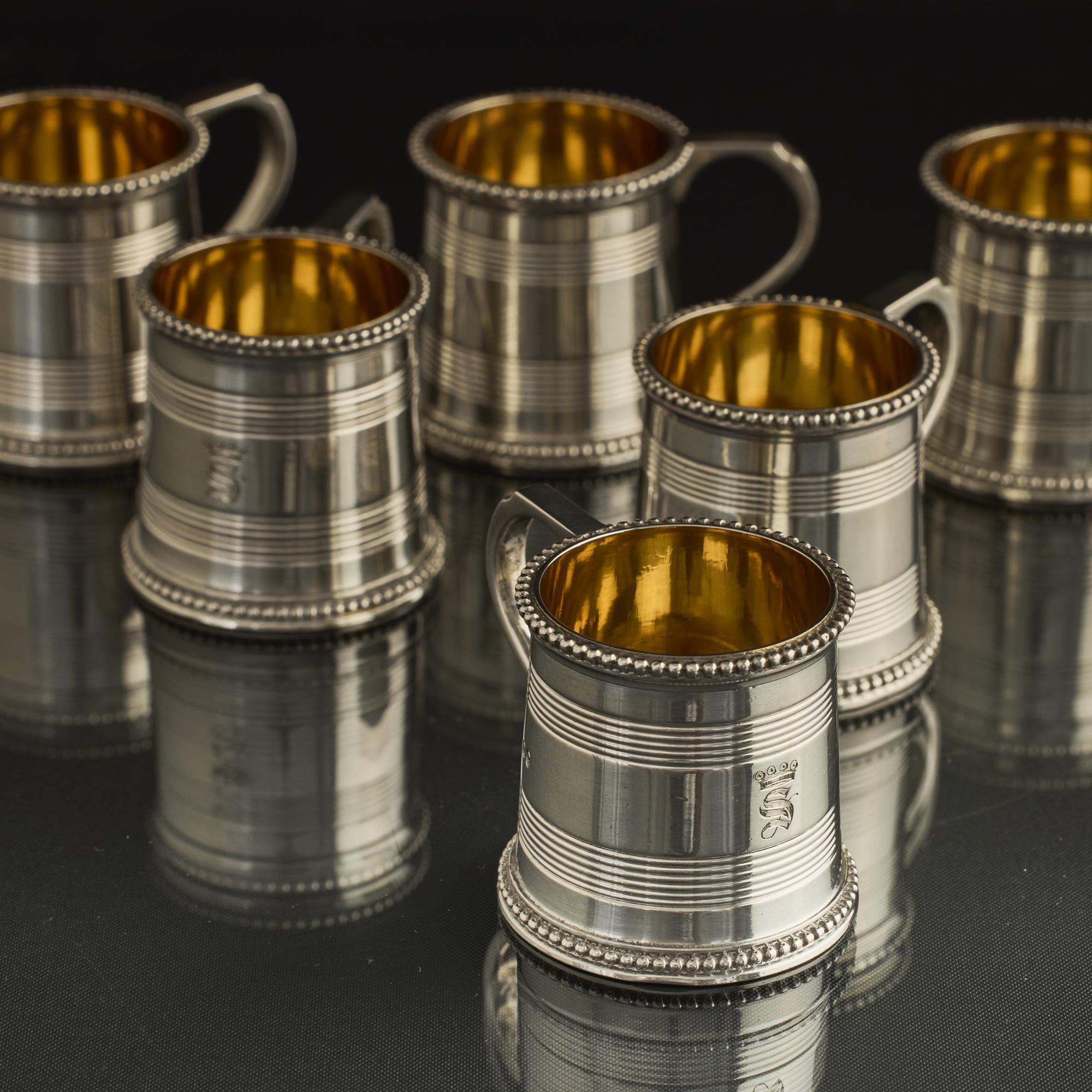 Questo affascinante set di tazze da liquore d'epoca è realizzato nello stile dei boccali da pinta di George III, con i lati dritti e le bande, e un attraente bordo di perline sul bordo e sul piede di ciascuno di essi. 
 
 In uno stile che sarebbe