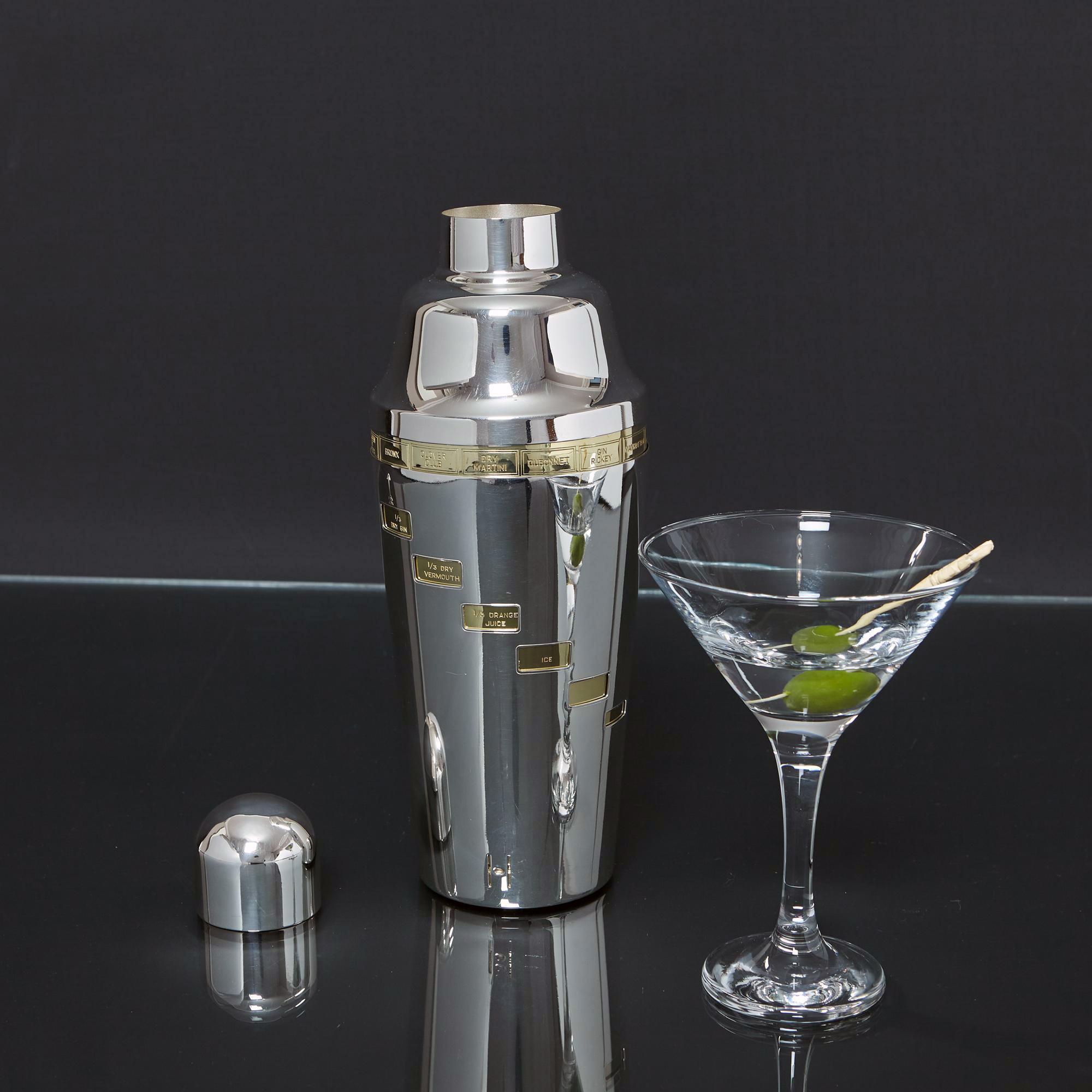 Shaker Style in stile Art Deco con manico argentato e corpo placcato oro, con incise intorno le ricette di numerosi cocktail classici: Sidecar, Tom Collins, Whisky Sour, Alexander, Bacardi, Between the Sheets, Bronx, Clover Club, Dry Martini,
